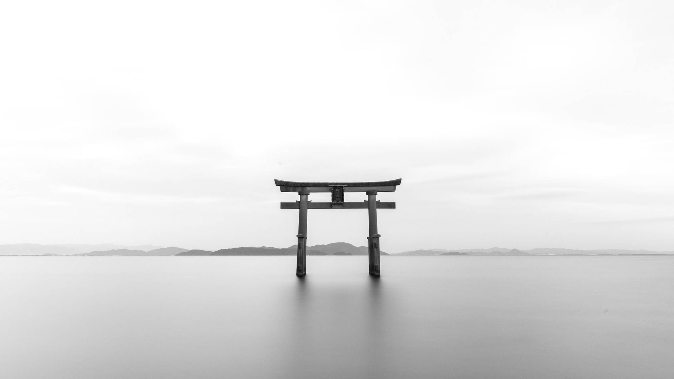 日本・厳かな鳥居のモノクロ写真 壁紙