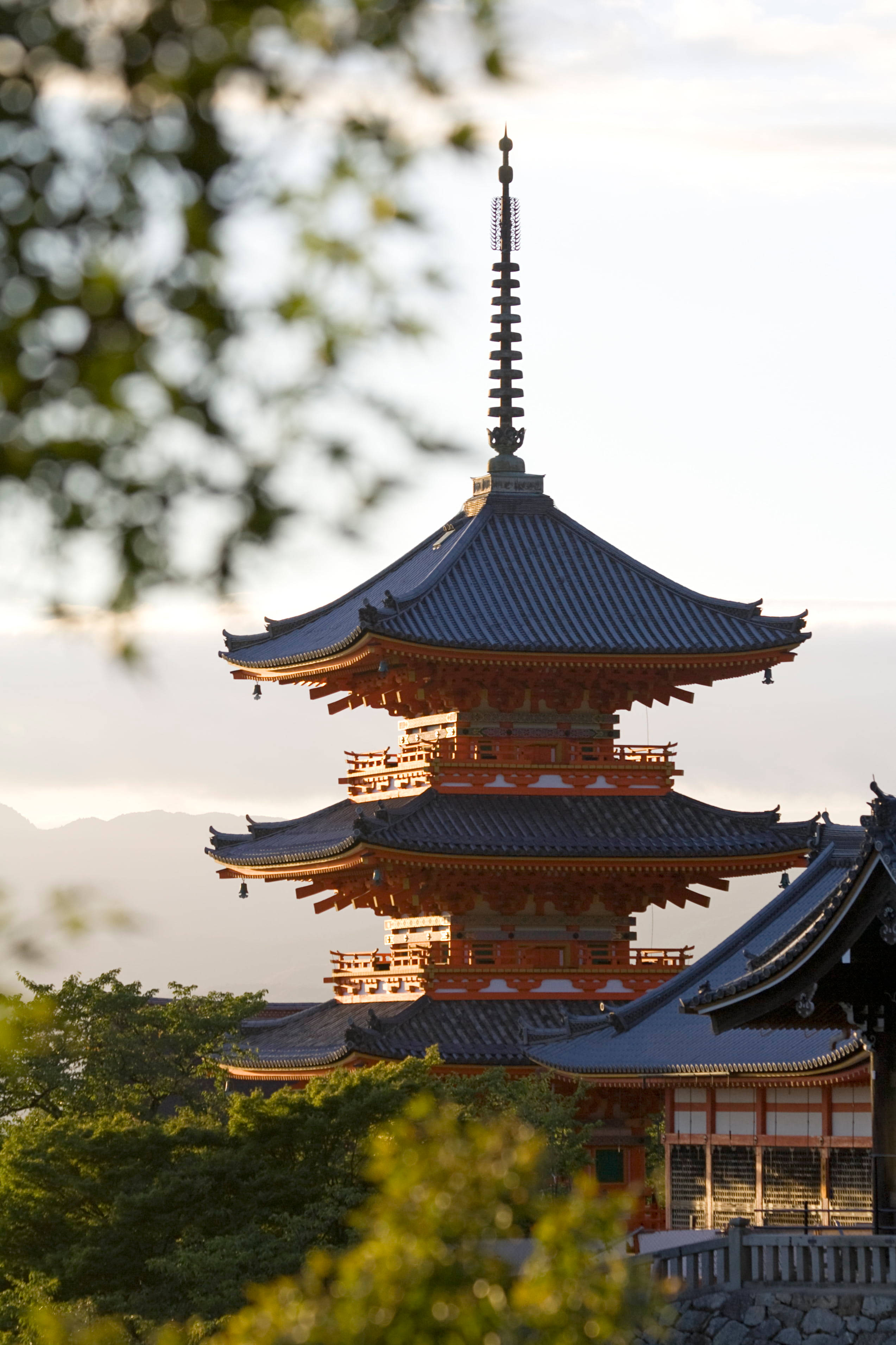 日本のお寺の塔のある景色 iPhone用 壁紙