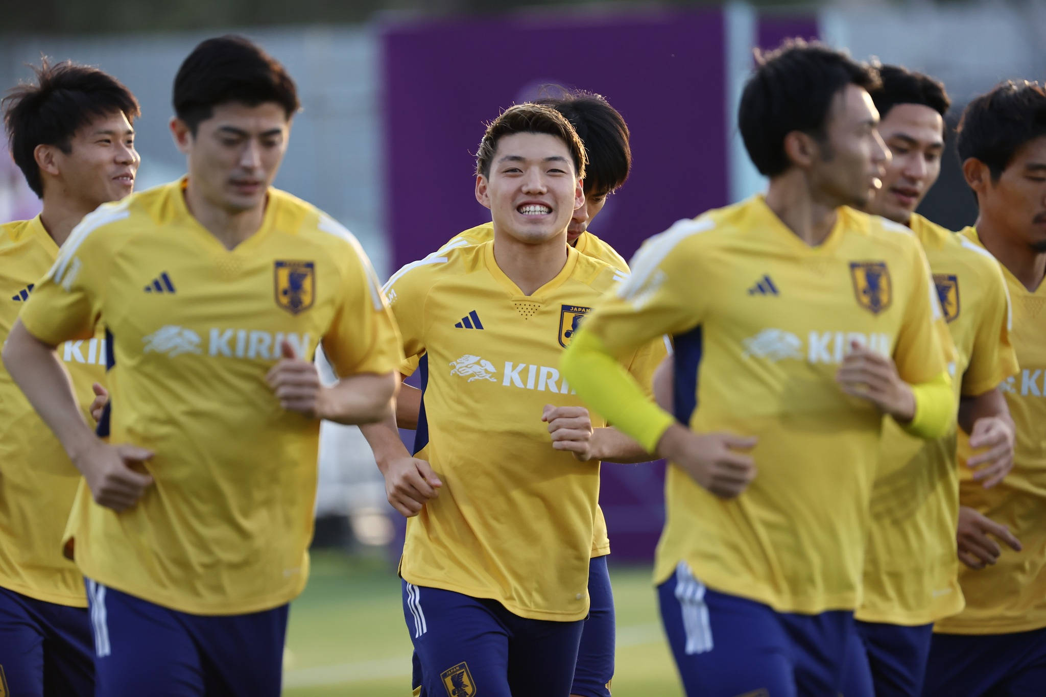 日本代表サッカーチームのジョギング 壁紙