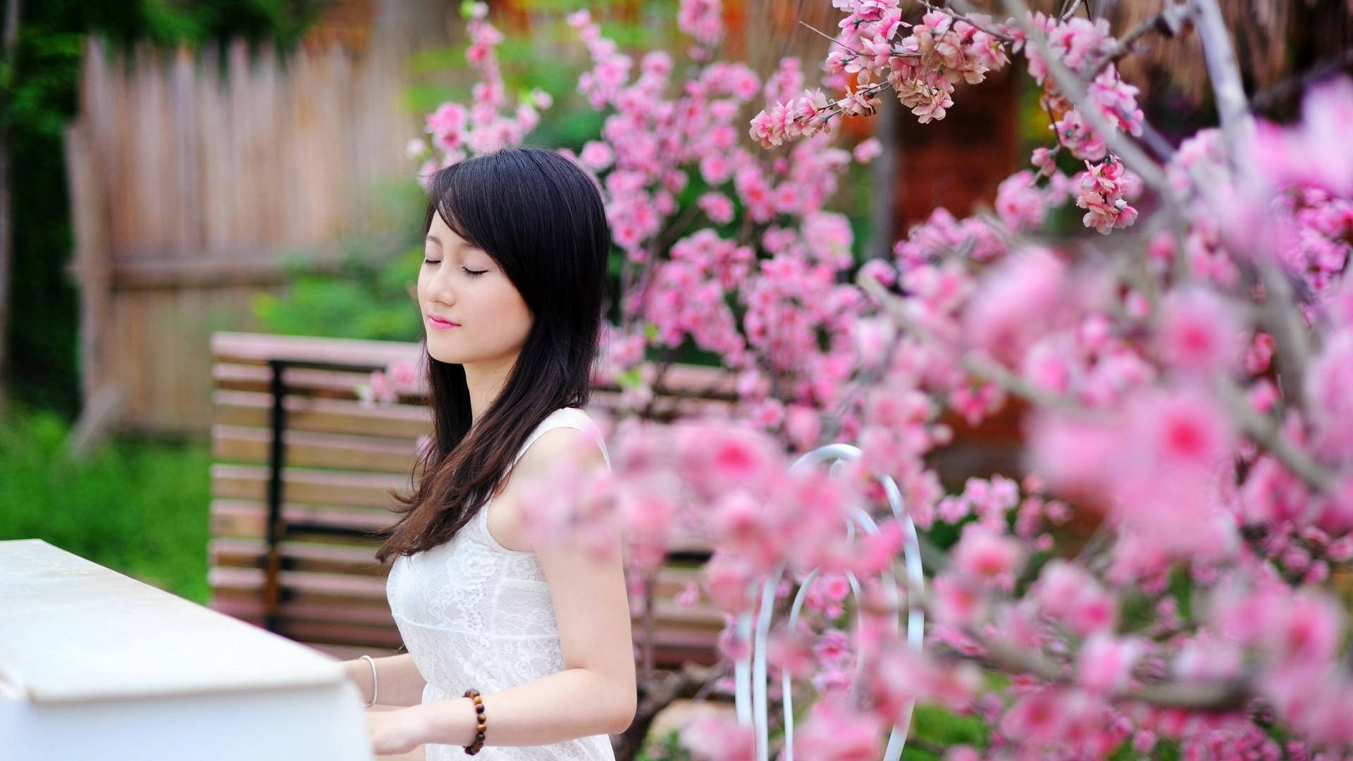 日本女の子がピアノを弾くピンクの花の庭 壁紙