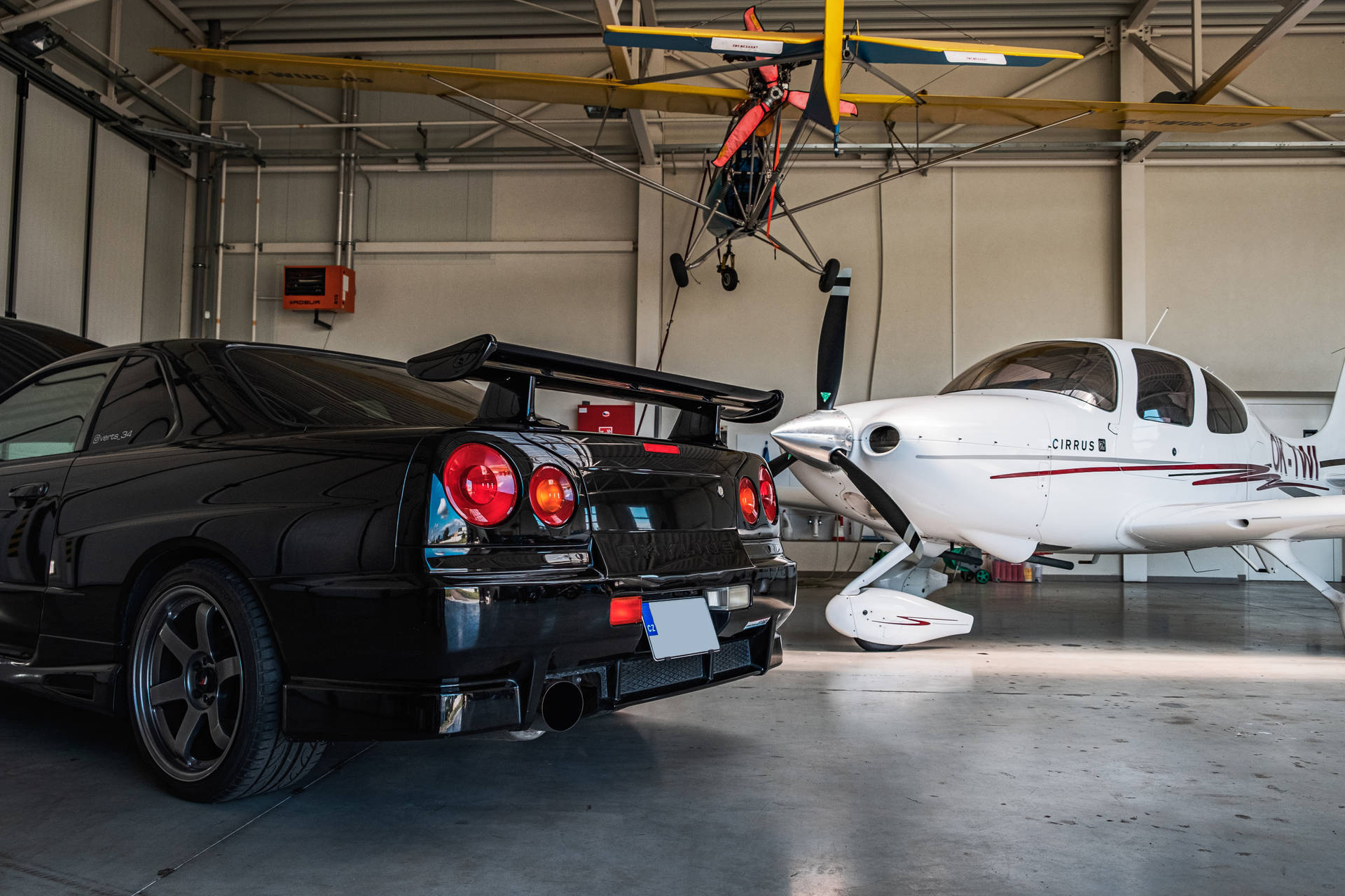 日産スカイラインGT-R R34 格納庫にて