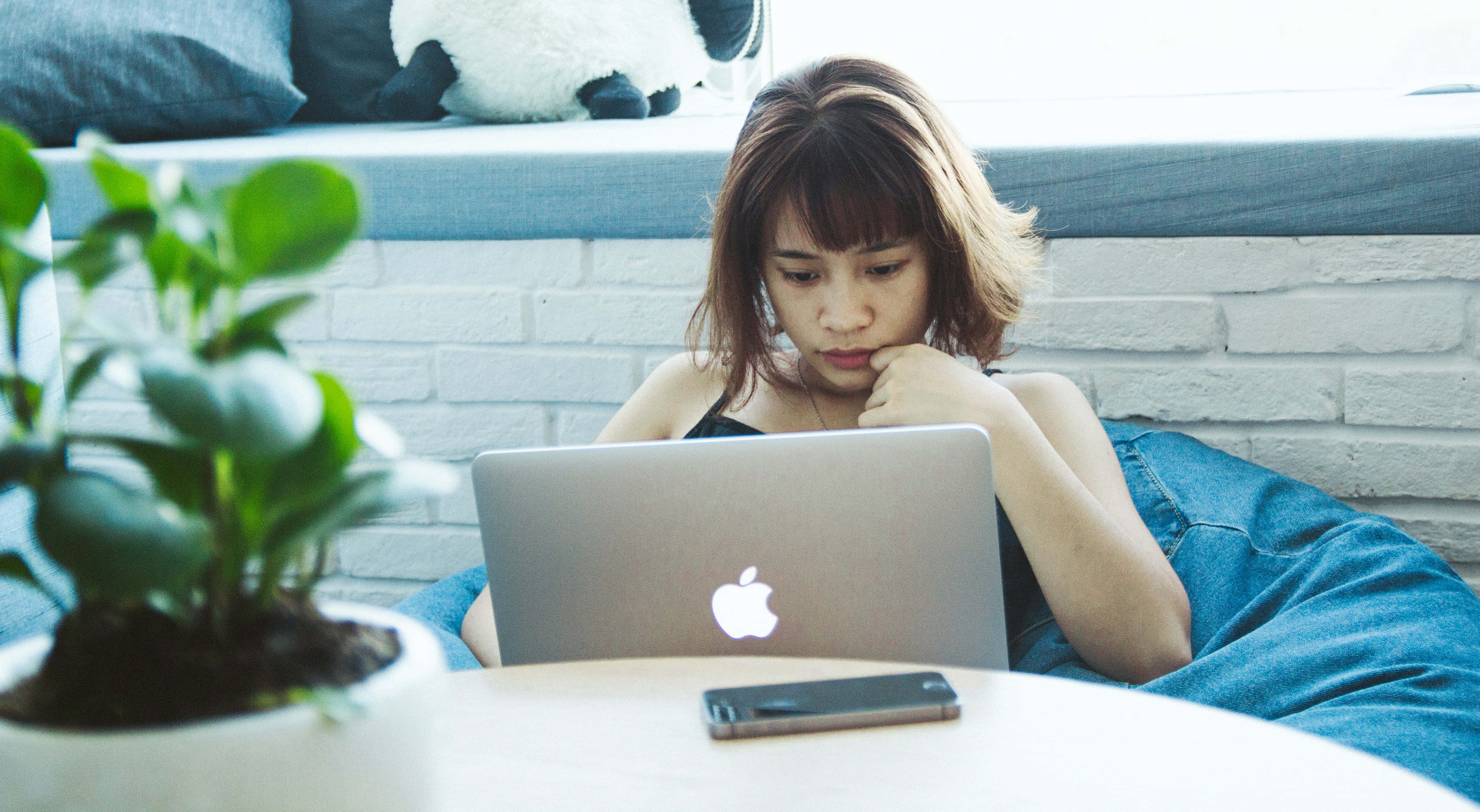 明るく感性を刺激するピンクマーブル調Macbook 壁紙