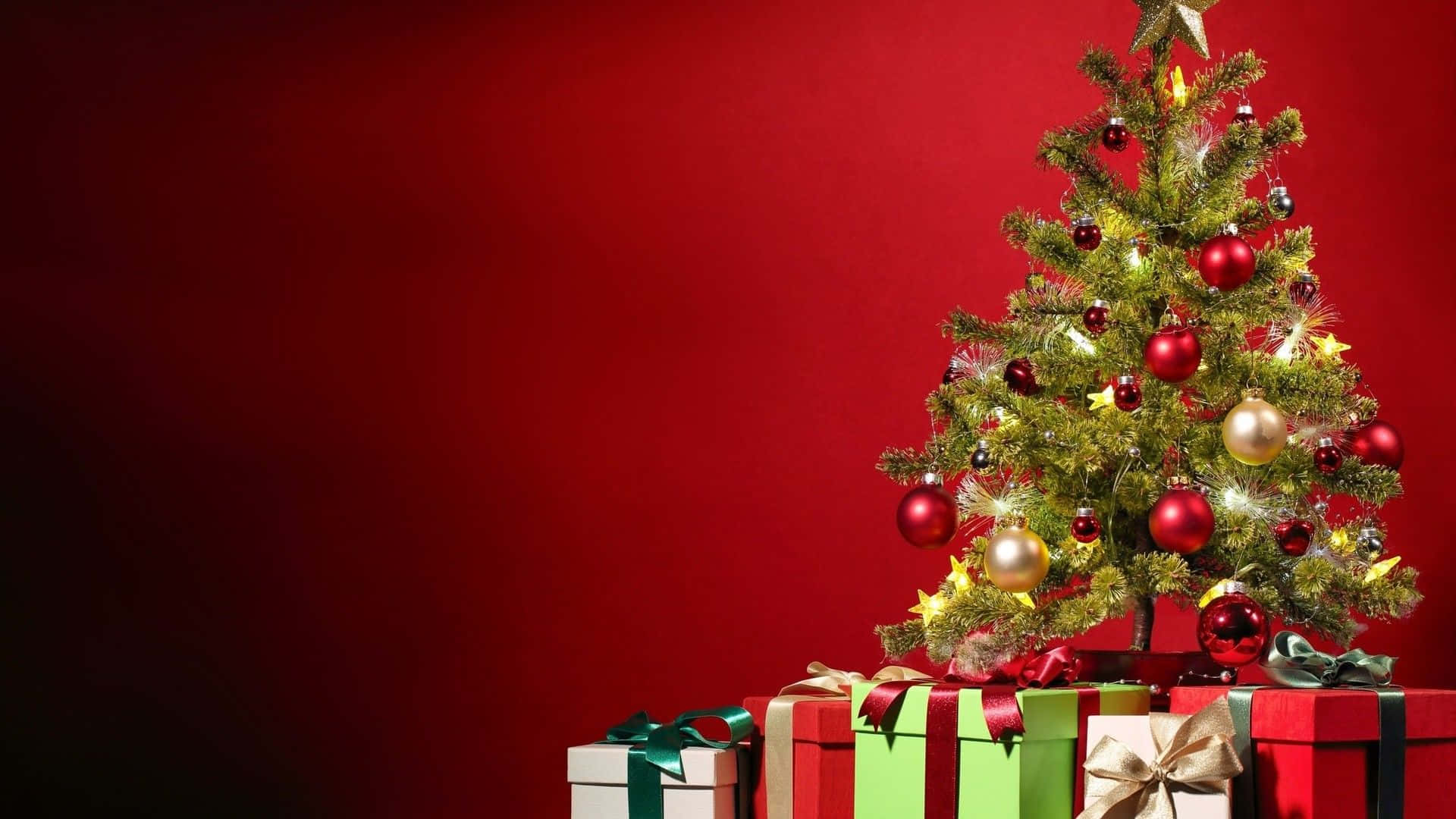星やカラフルなオーナメントで飾られたクリスマスツリーでホリデーを楽しもう 壁紙