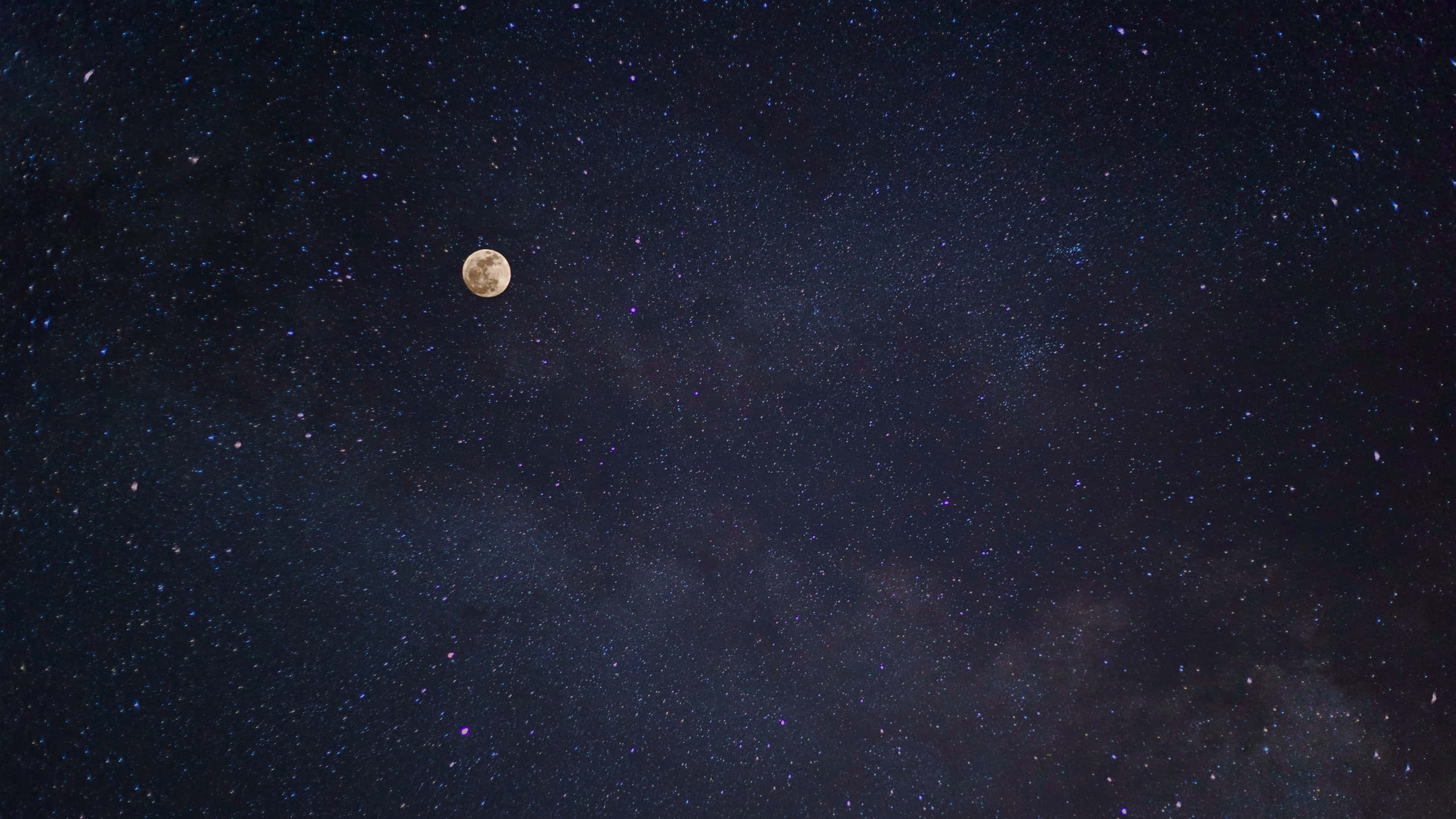 星空に浮かぶ月の画像 壁紙