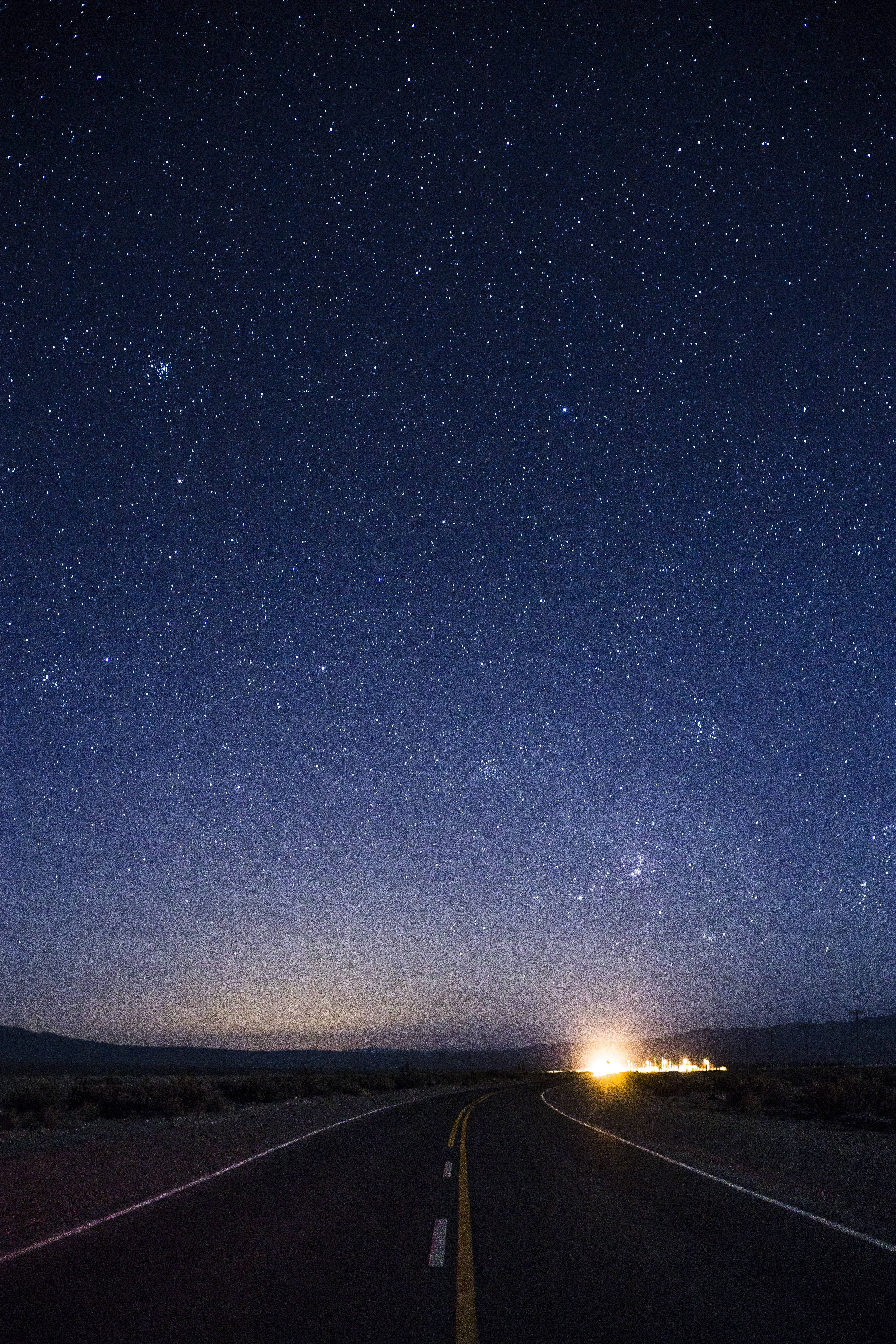 星空の下の誰もいない道 壁紙