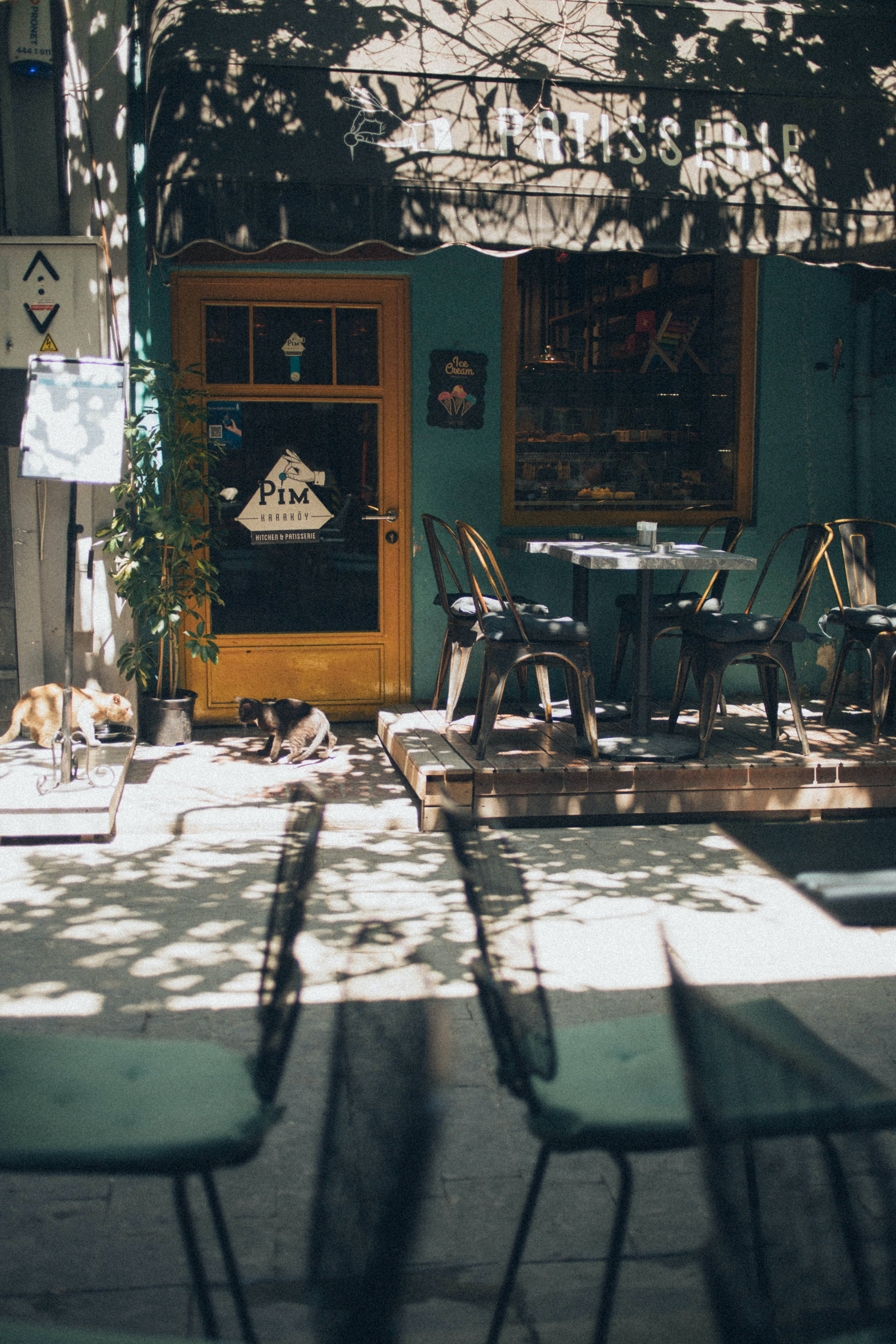 晴れた日のカフェの屋外席 壁紙