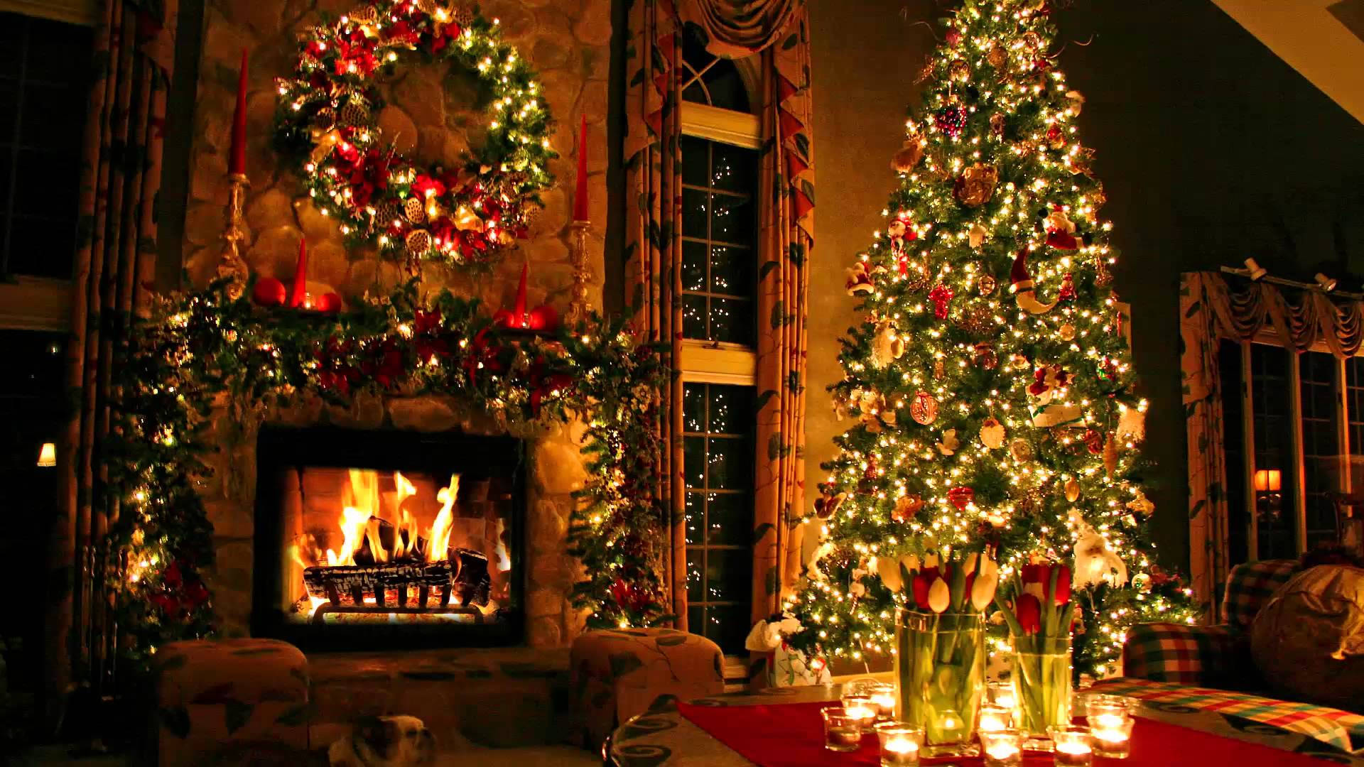 暖炉のそばのクリスマスツリーの壁紙。 — クリスマス GIF 壁紙
