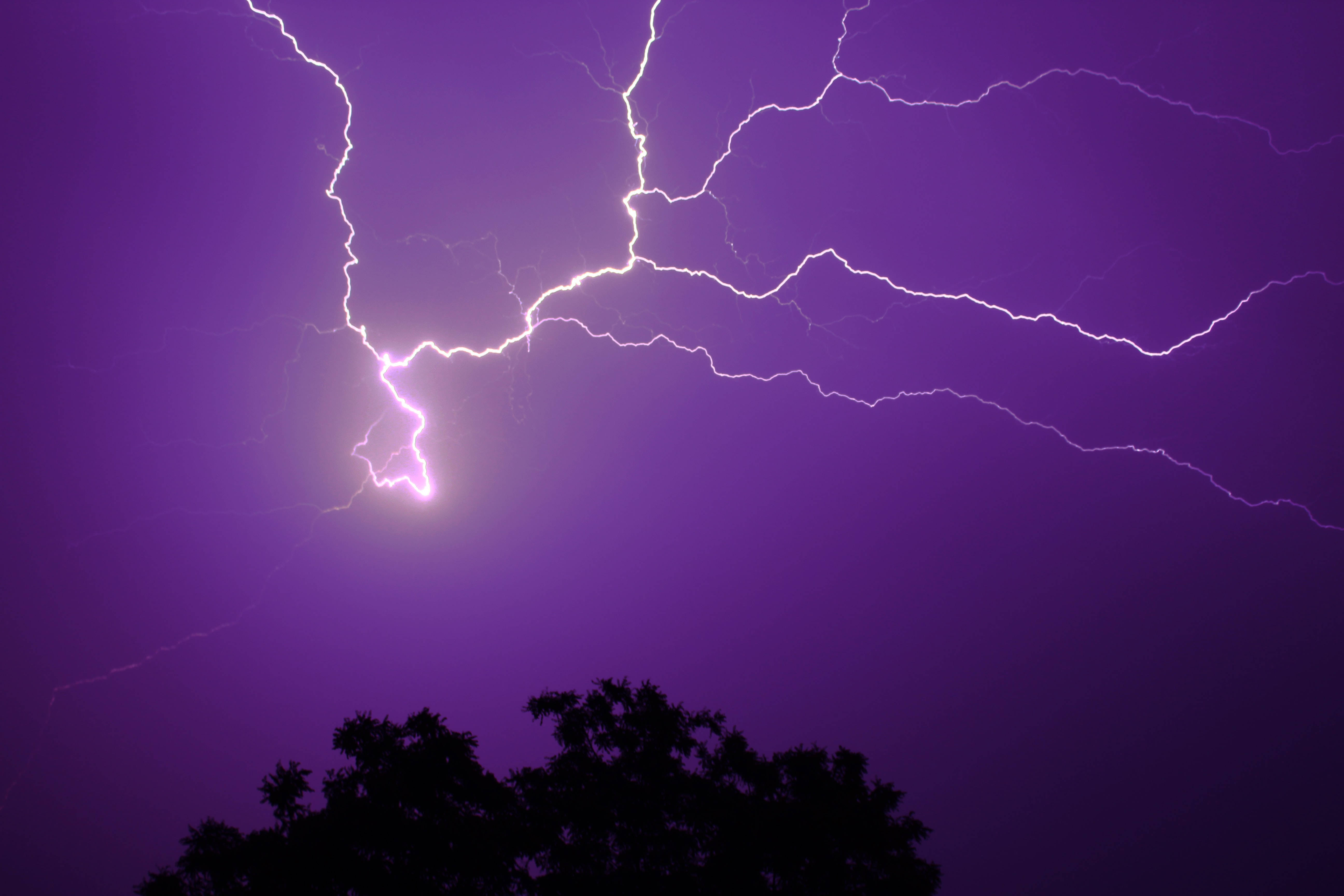 暗い紫の美的な空と雷 壁紙