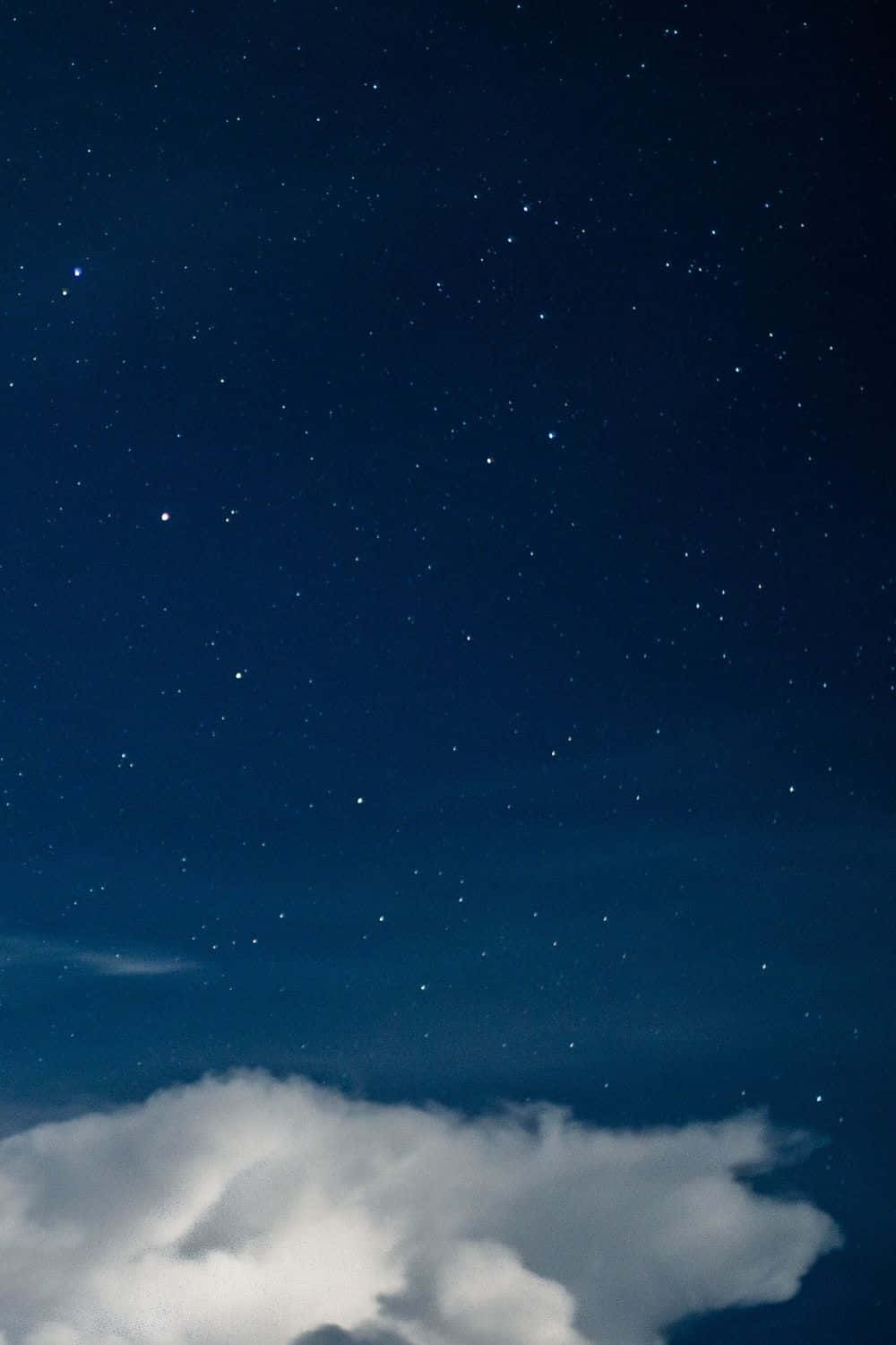 暗い青い星と白い雲 壁紙