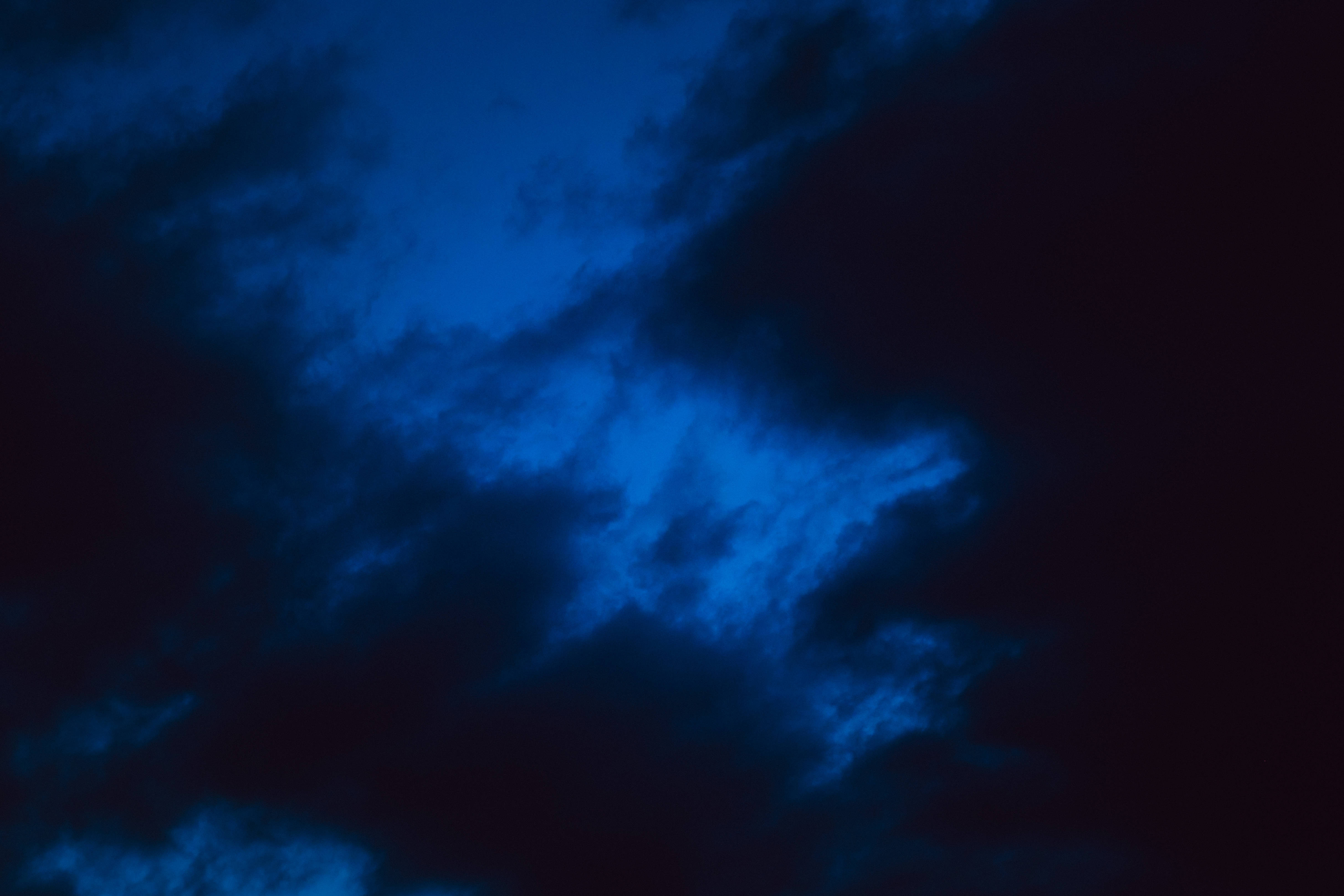 暗く青い空に満ちた素晴らしい躍動感のある雲 壁紙
