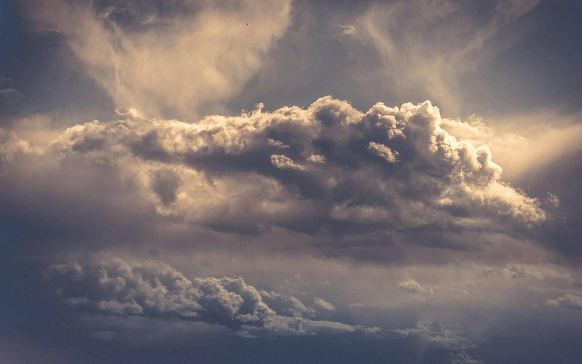 暗褐色の雲の美的風景 壁紙