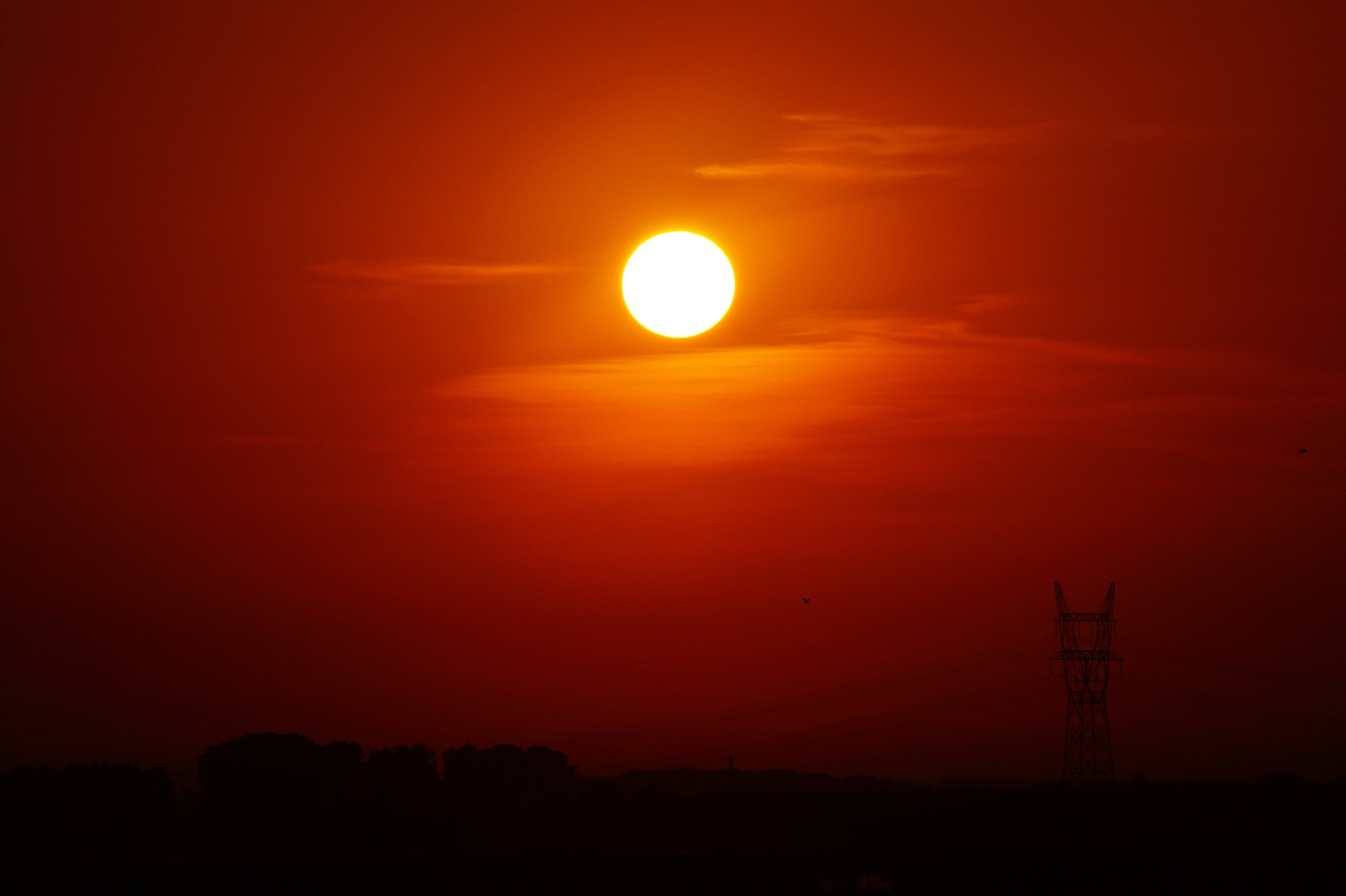 暗赤色の太陽 壁紙
