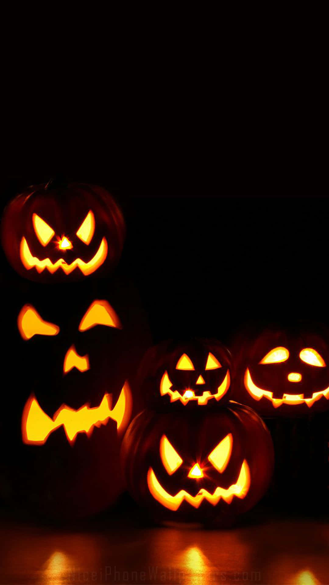 暗闇に浮かぶジャック・オー・ランタン iPhoneハロウィン背景 壁紙