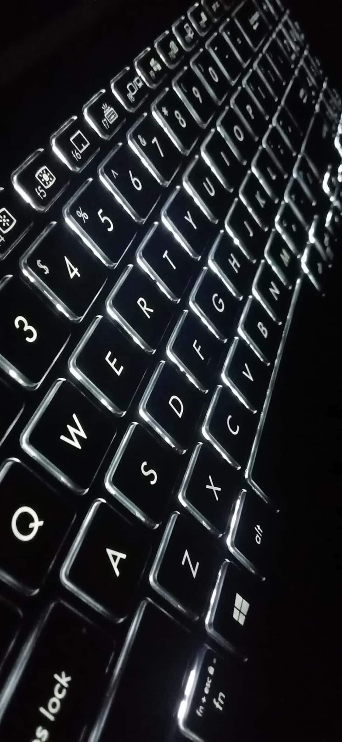 暗闇の中のキーボードのクローズアップ 壁紙