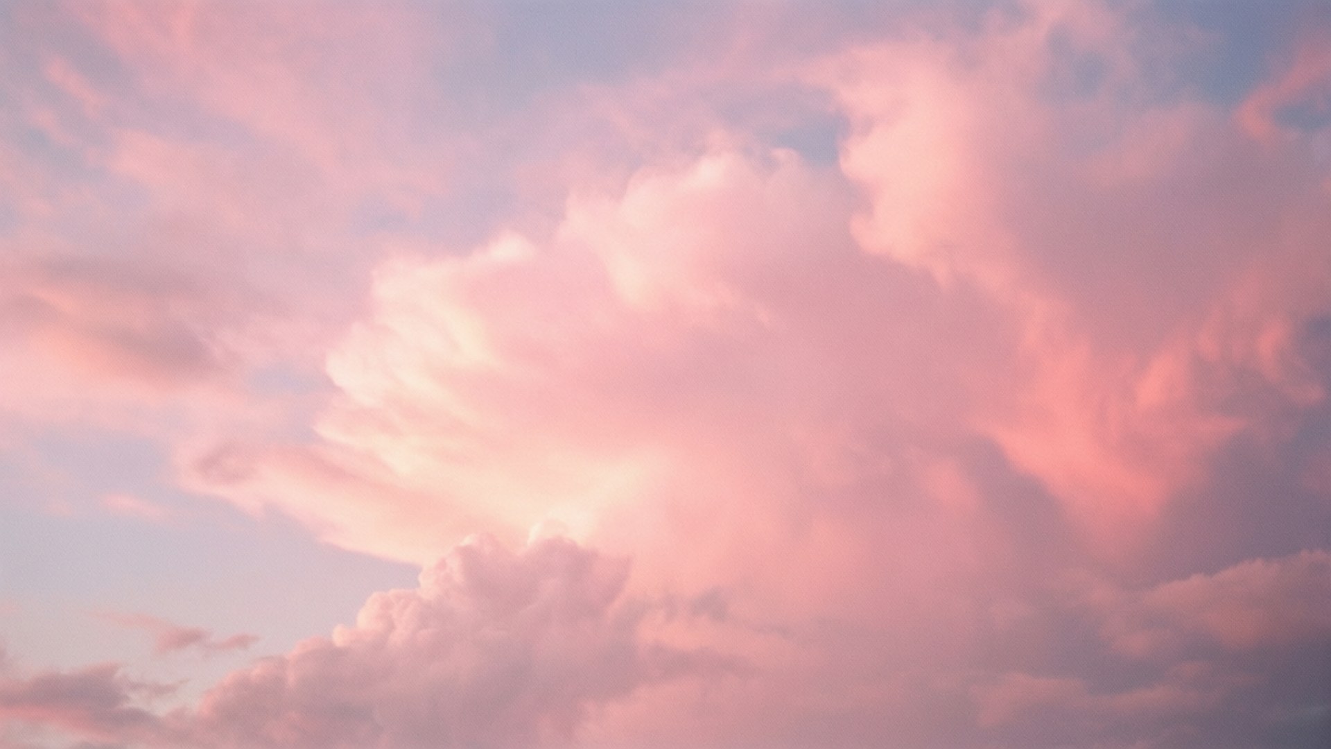 曇ったピンクの空 壁紙