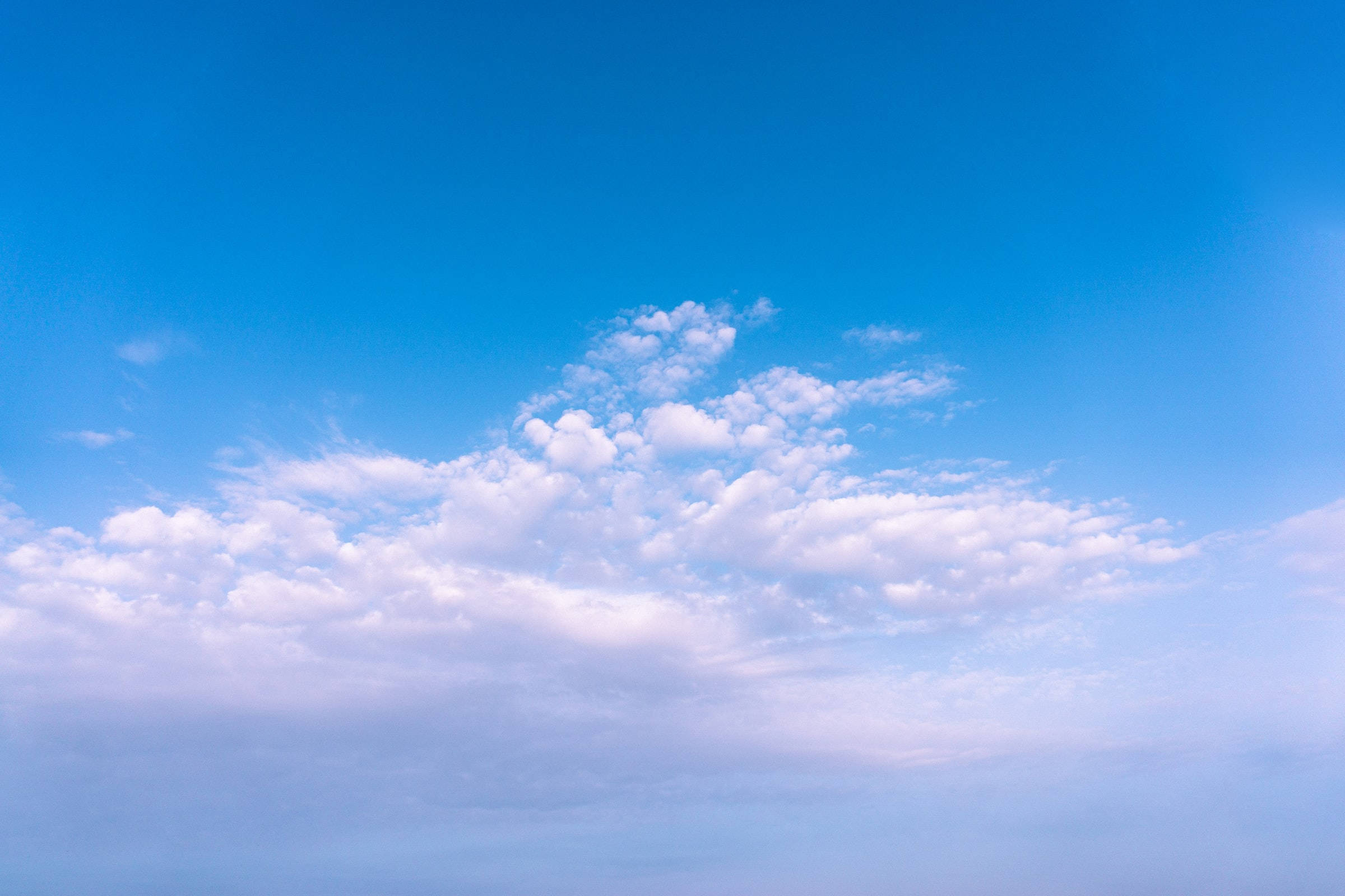 曇り空の下の穏やかな晴れの日 壁紙