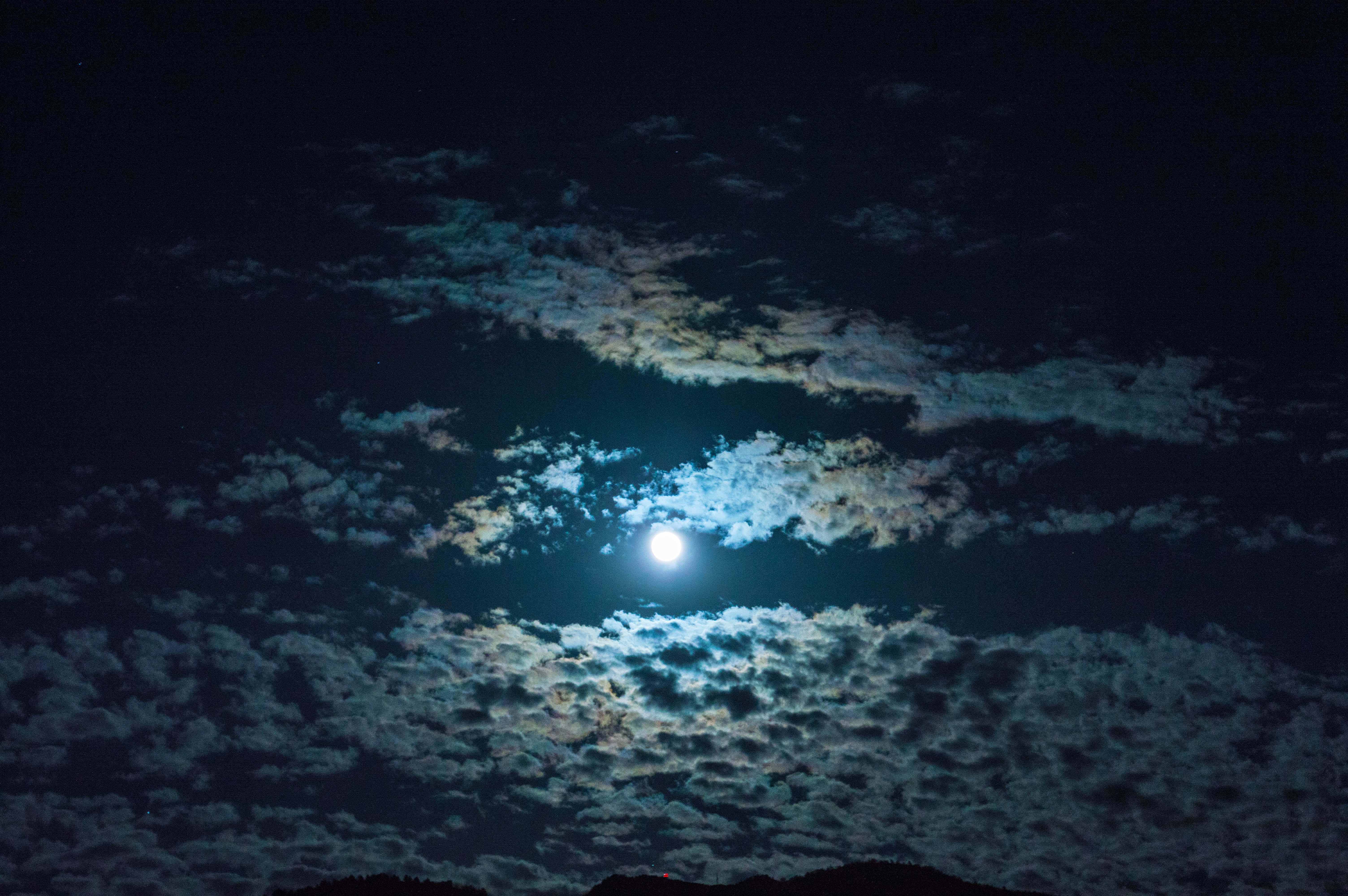 曇り空の夜の月の写真 壁紙