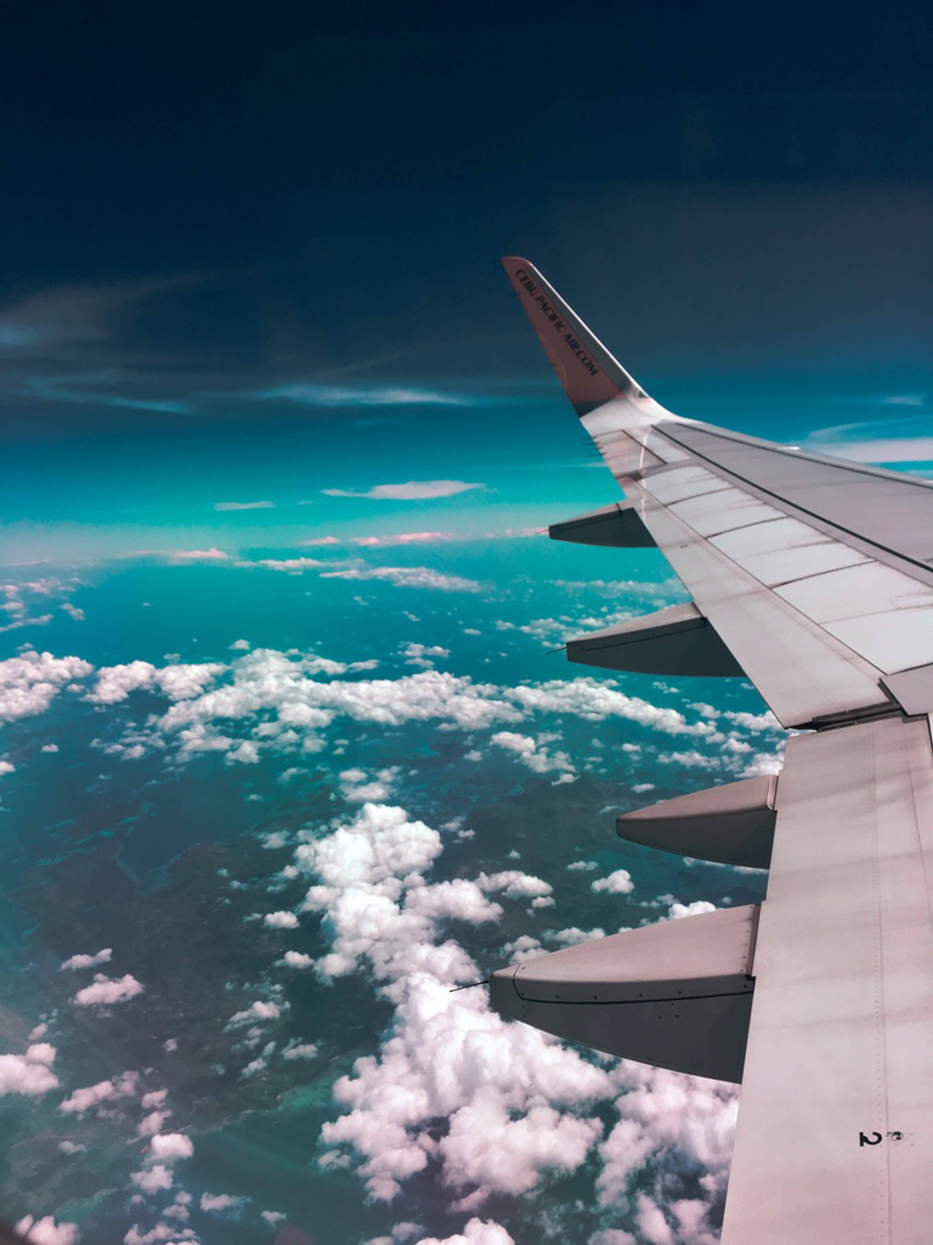 曇り空の暗い空を飛ぶ飛行機 壁紙