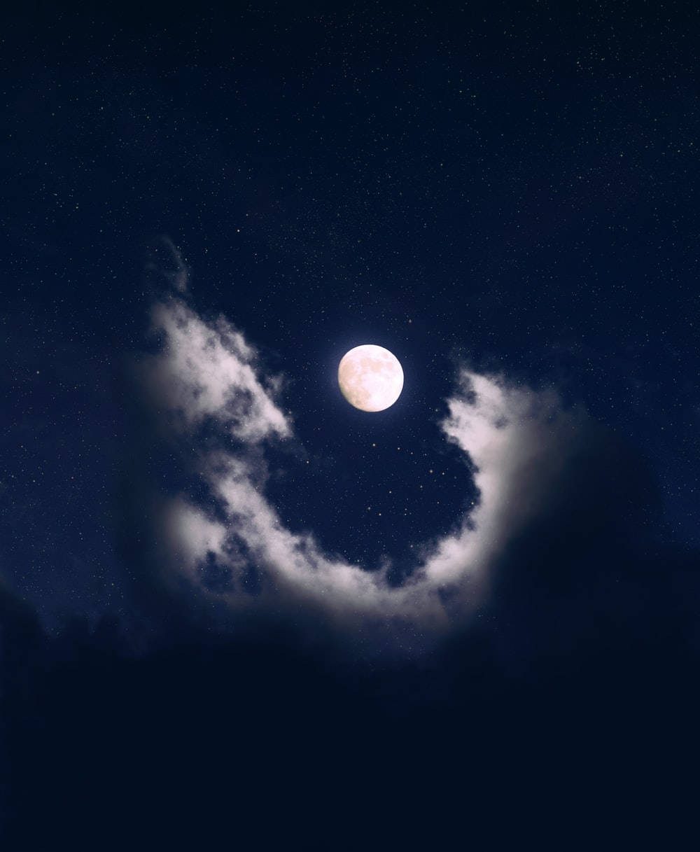 月を包む美しい雲 壁紙