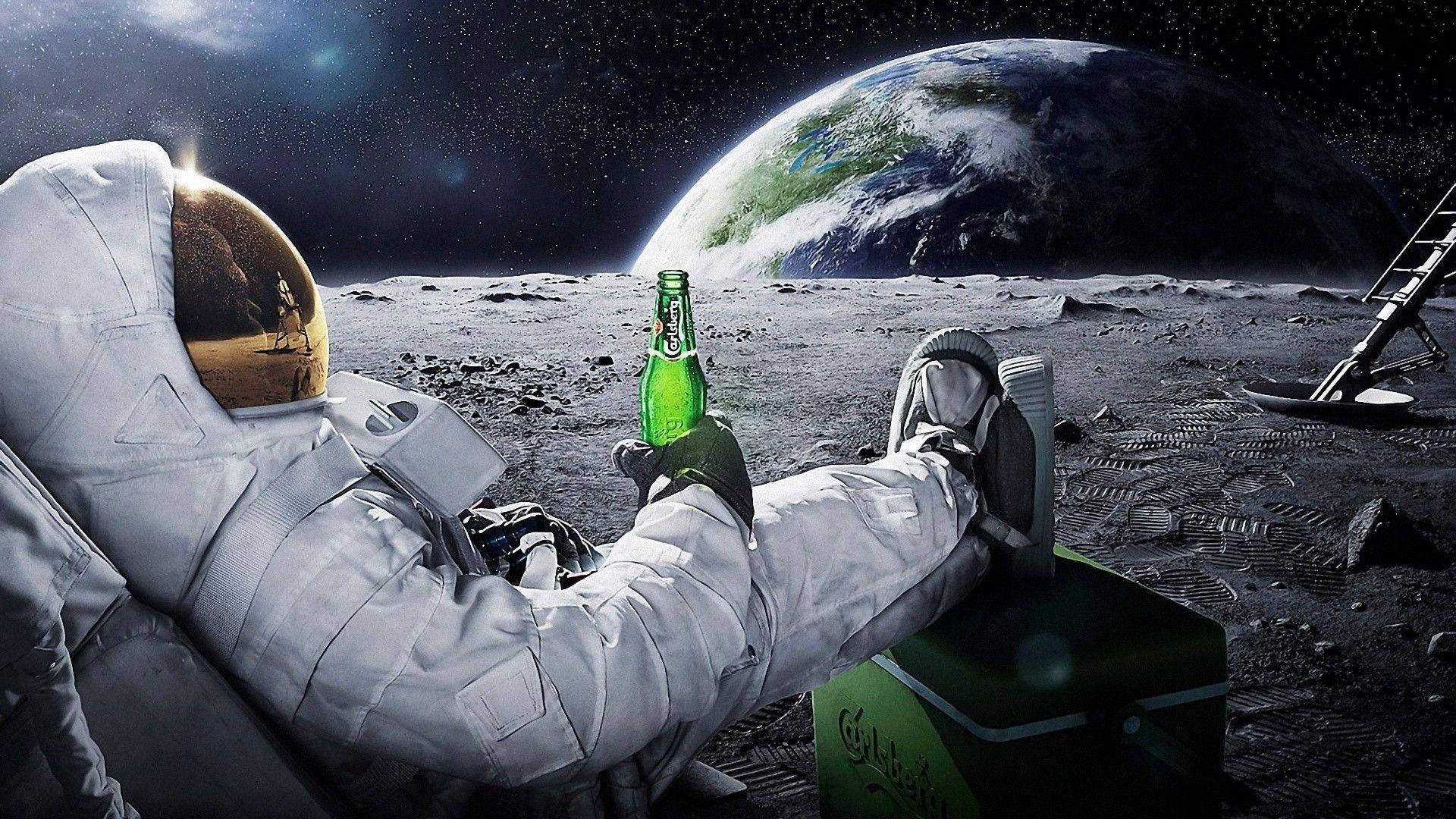 月面で飲む宇宙飛行士のクールなデスクトップ 壁紙