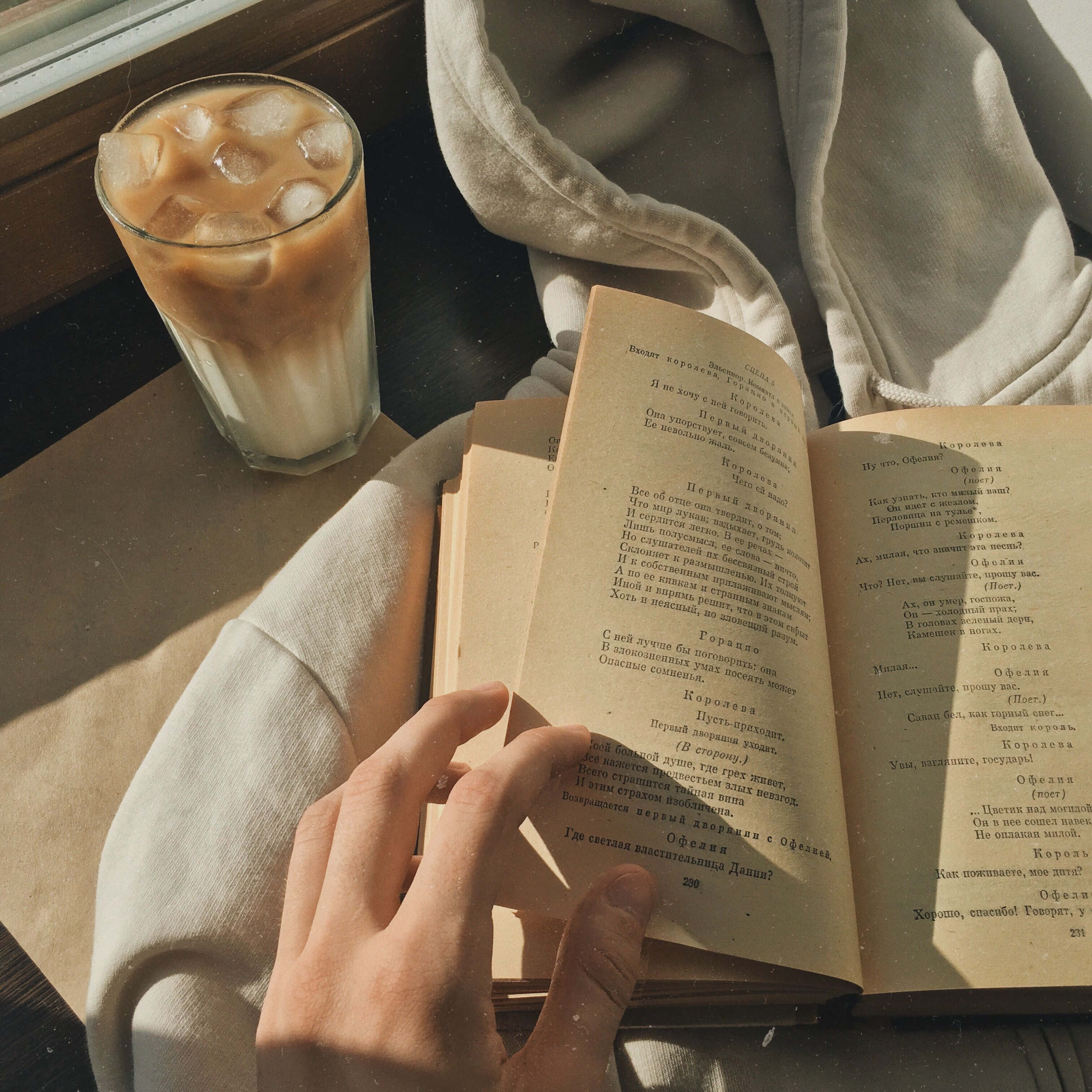 本を読みながらコーヒーを楽しむ人 壁紙