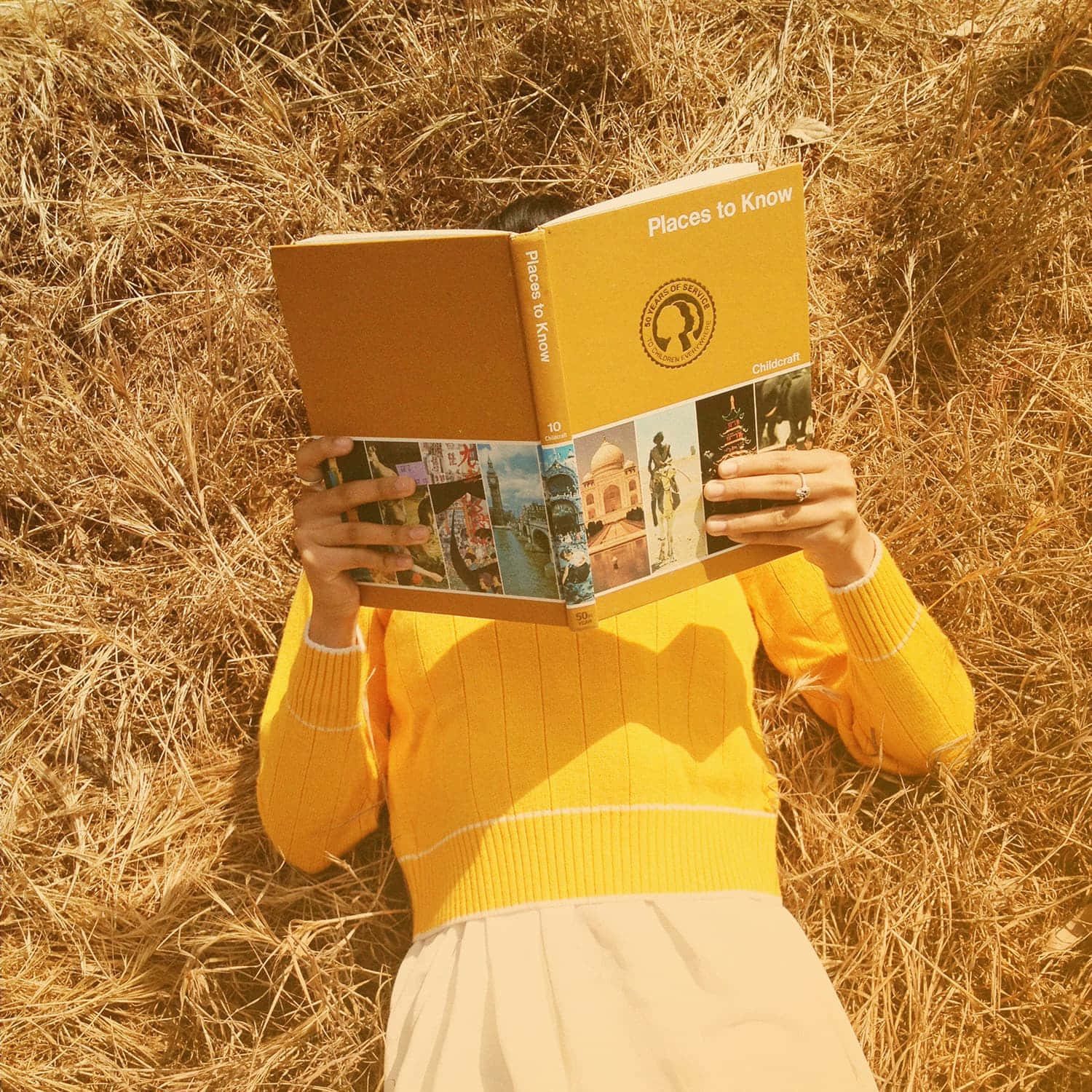 本を読むイエロー・エステティックな写真 壁紙