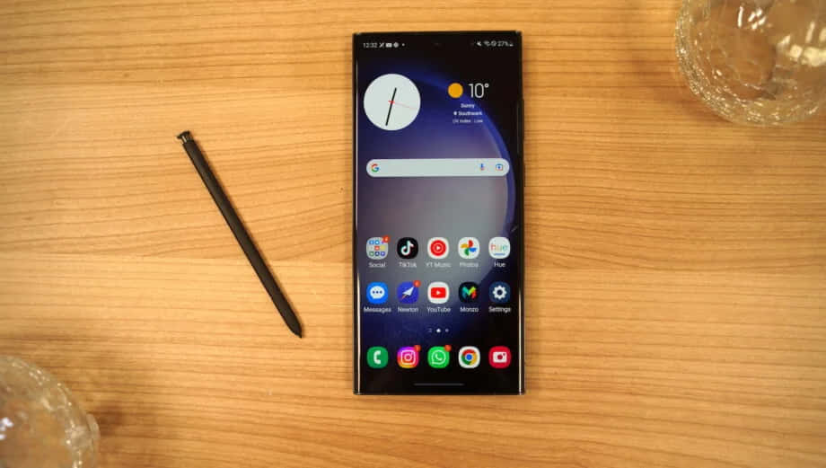 机の上のSamsung S23 UltraとSペン 壁紙
