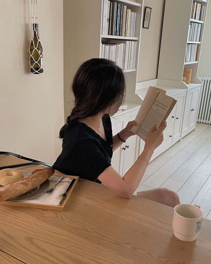 柔らかなベージュの色合いが、モダンで美しい部屋の完璧な背景に。 壁紙
