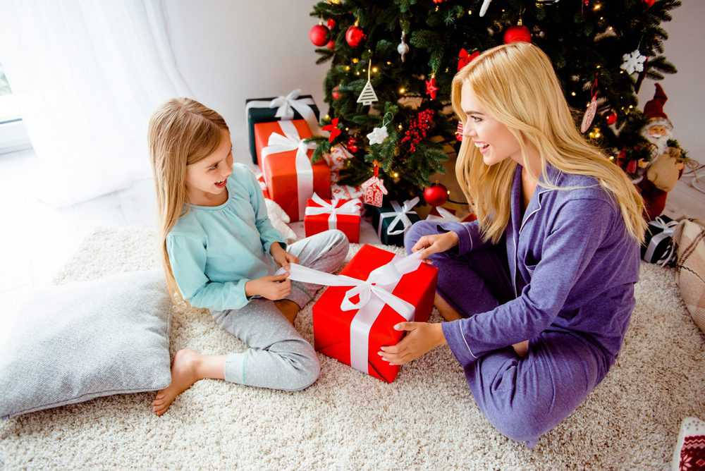 母が娘に贈るクリスマスプレゼント 壁紙