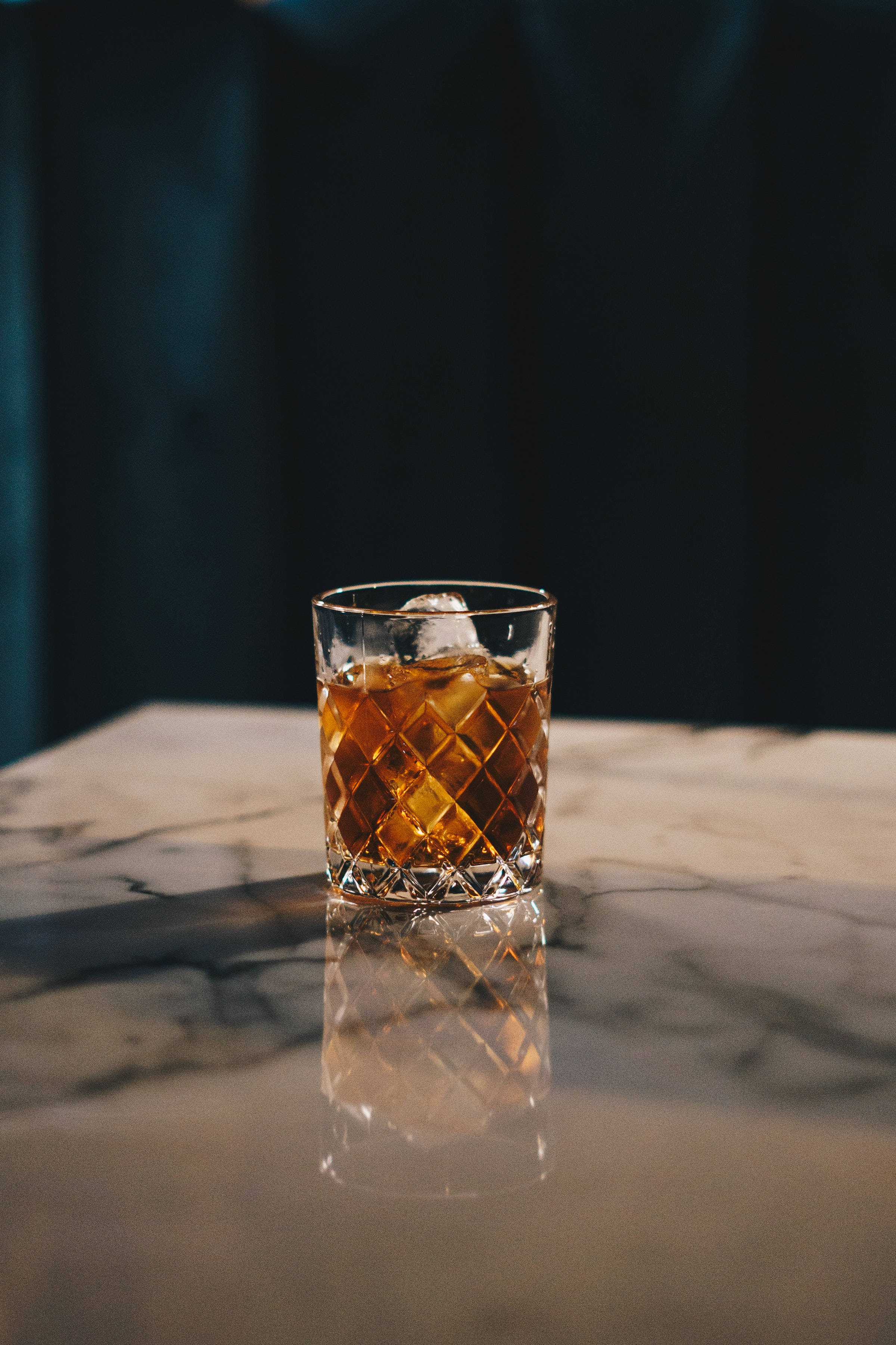 氷入り冷たいウイスキーのグラス 壁紙