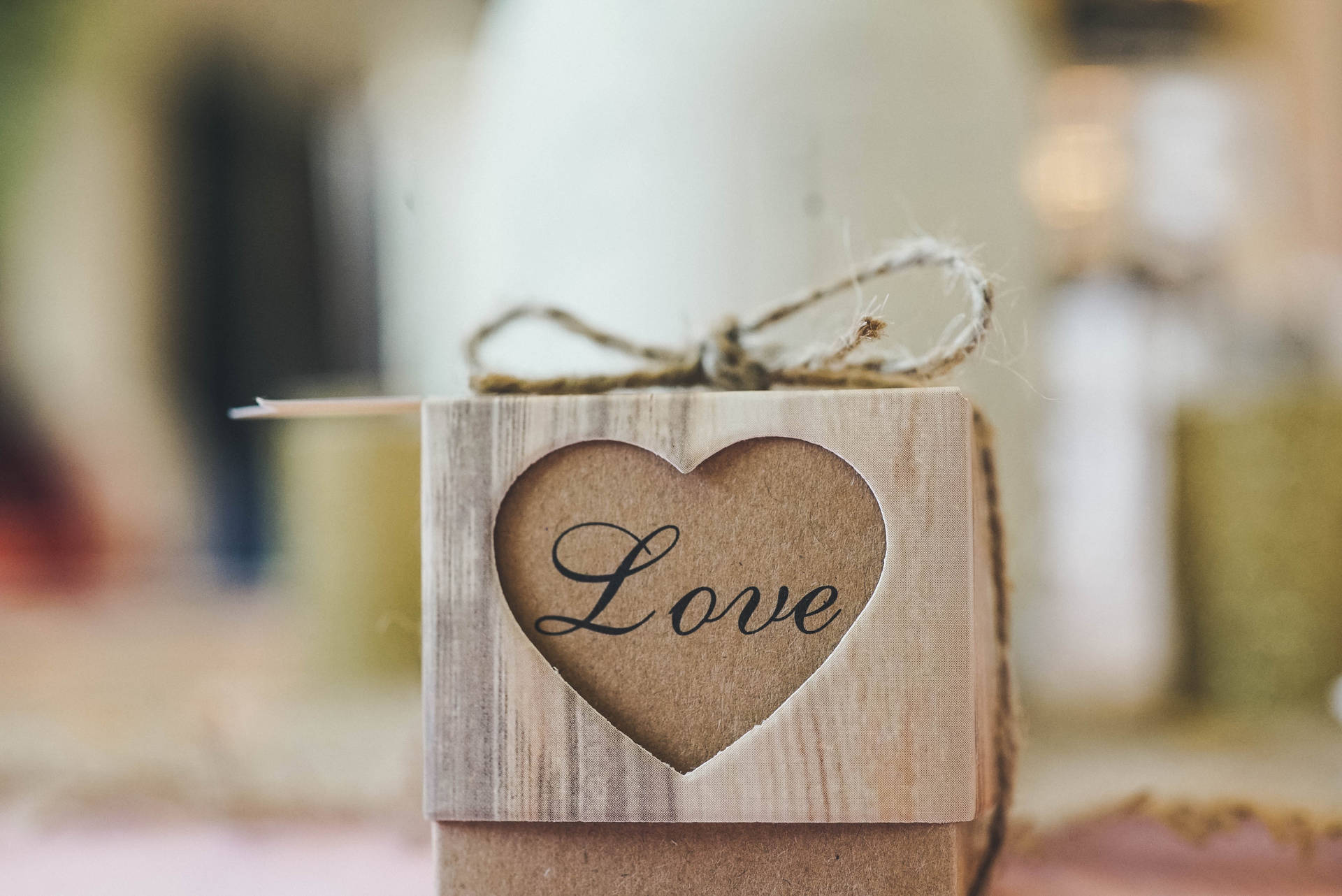 ハートのデザインと黒いインクで「Love」と書かれた箱。バレンタインデー用の紙製ギフトボックス。