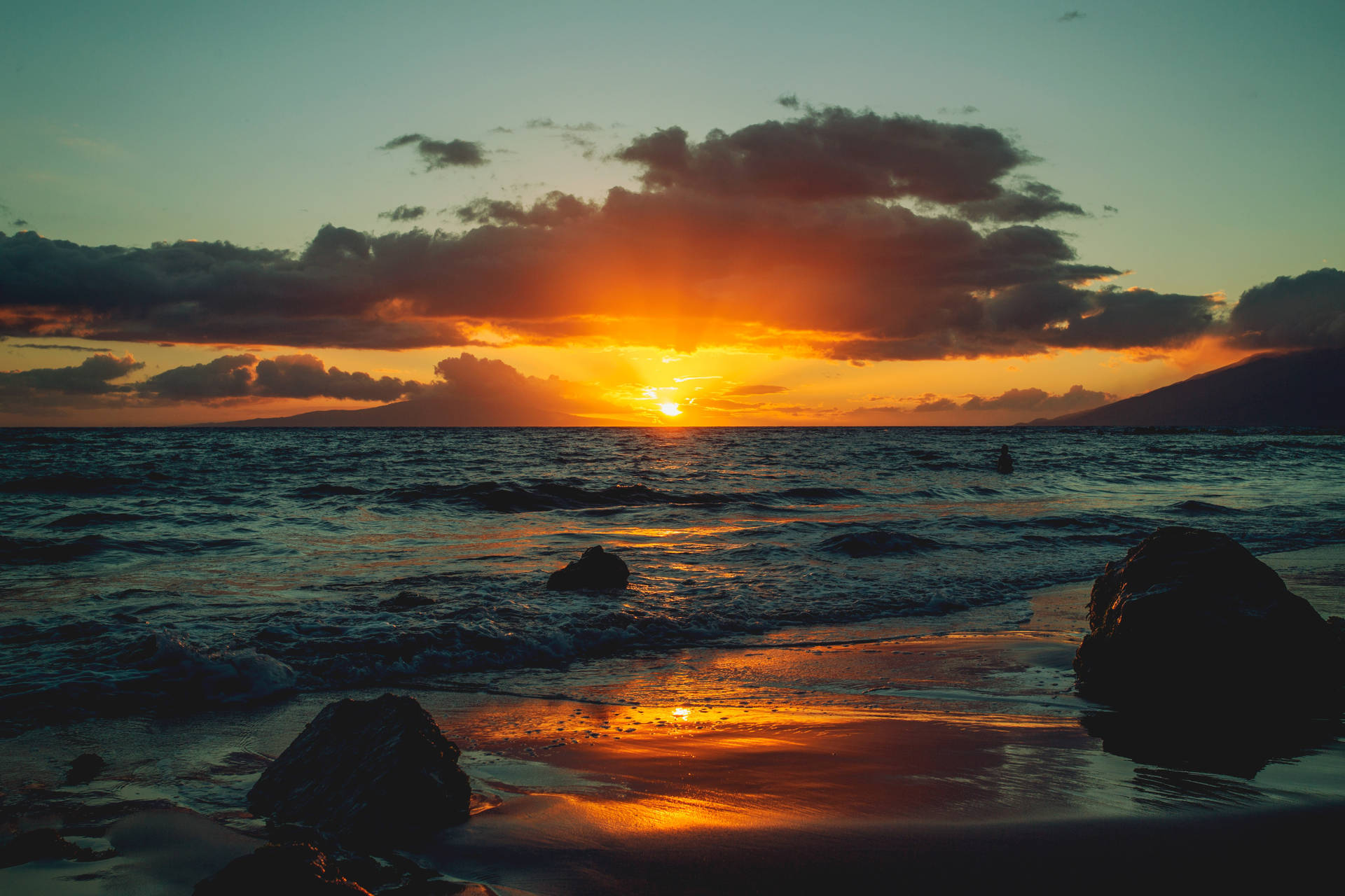 雲に囲まれた海の夕日、日が沈む前の景色