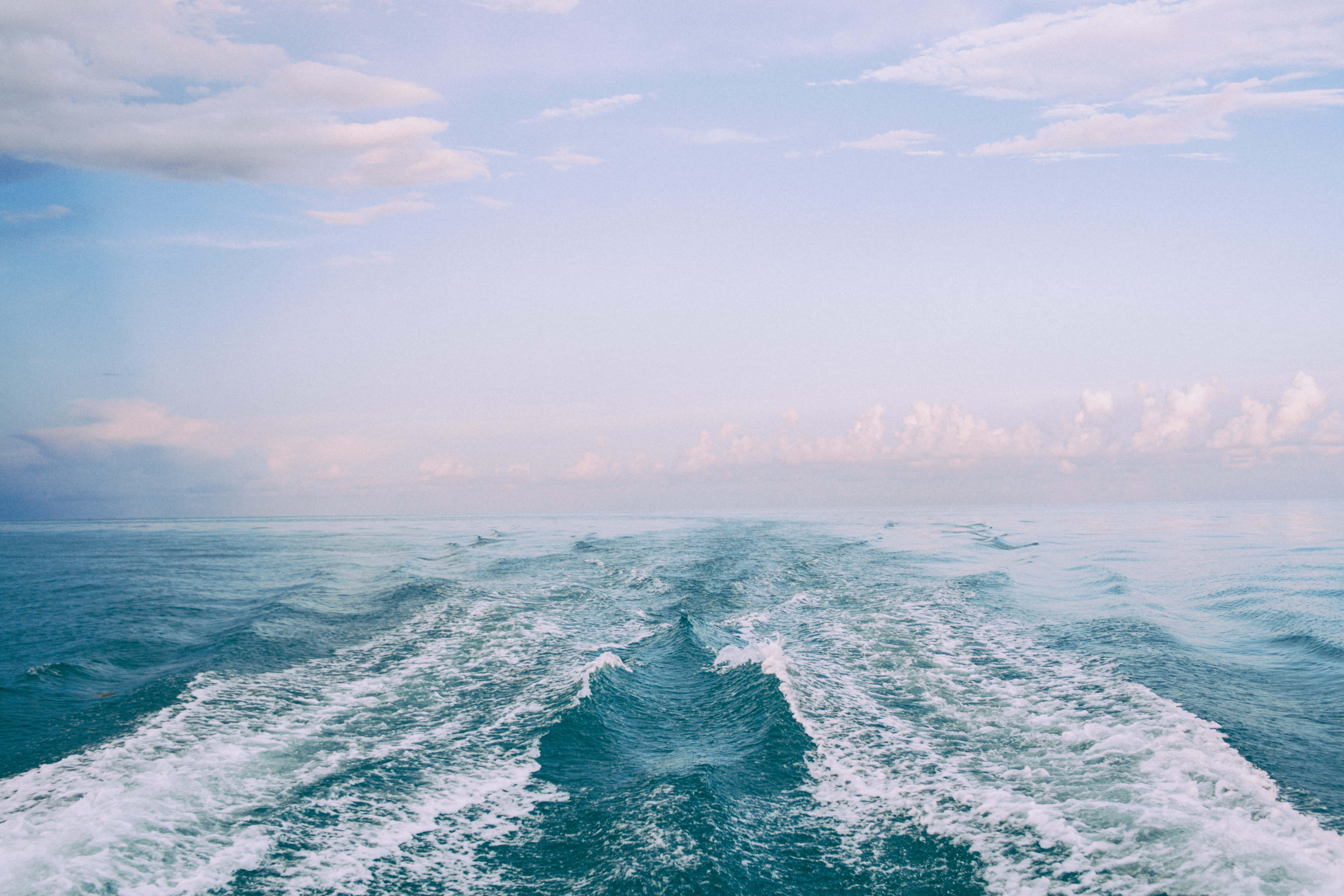 海に浮かぶボート 壁紙