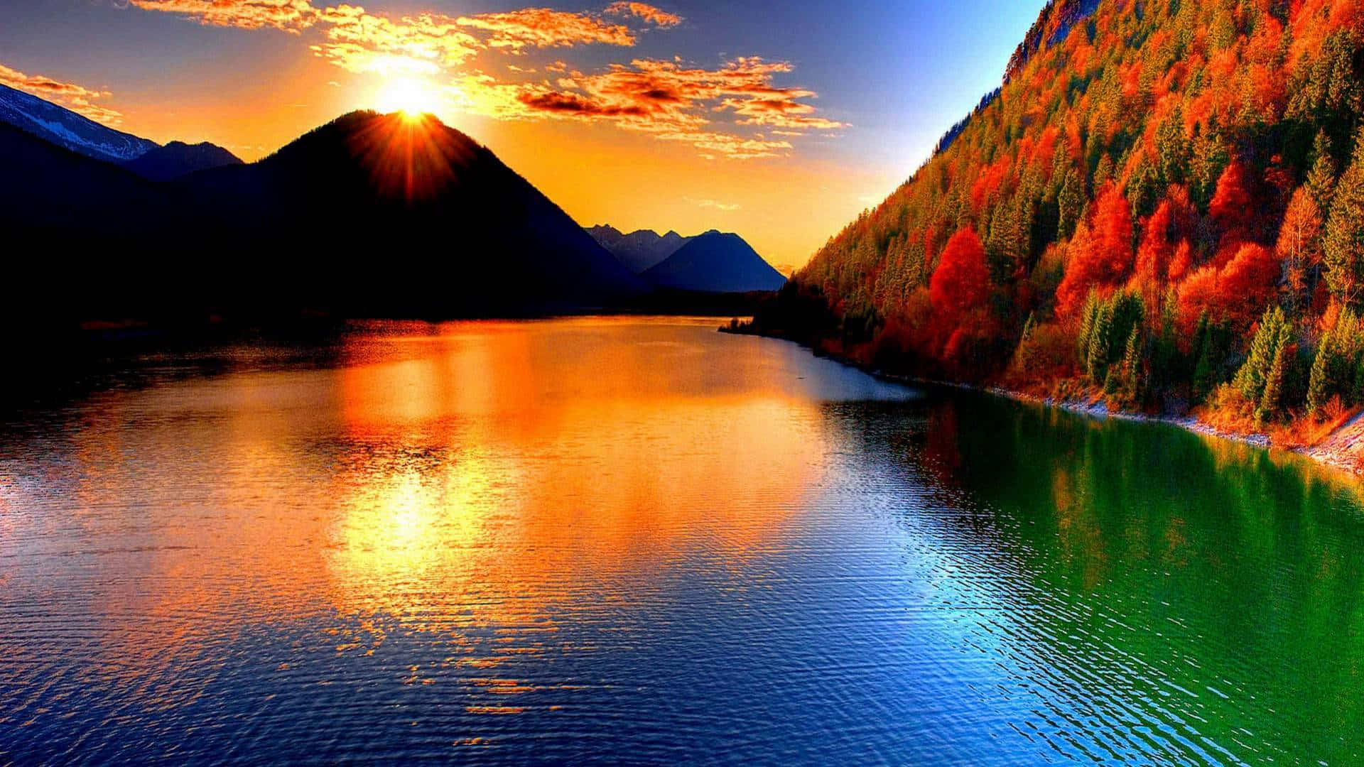 湖と山に映える雄大な夕日 壁紙