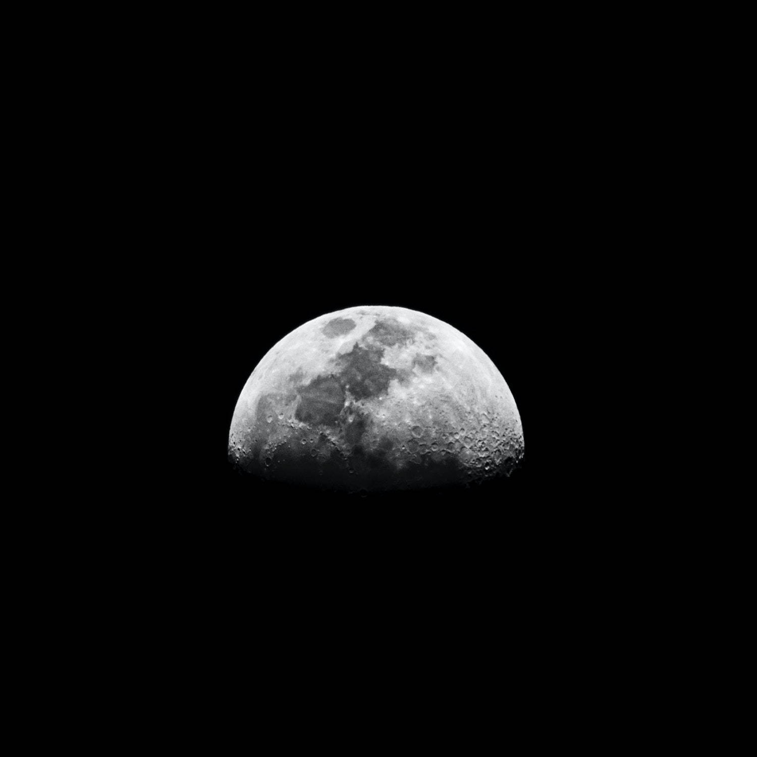 漆黒の宇宙と昇る月 壁紙