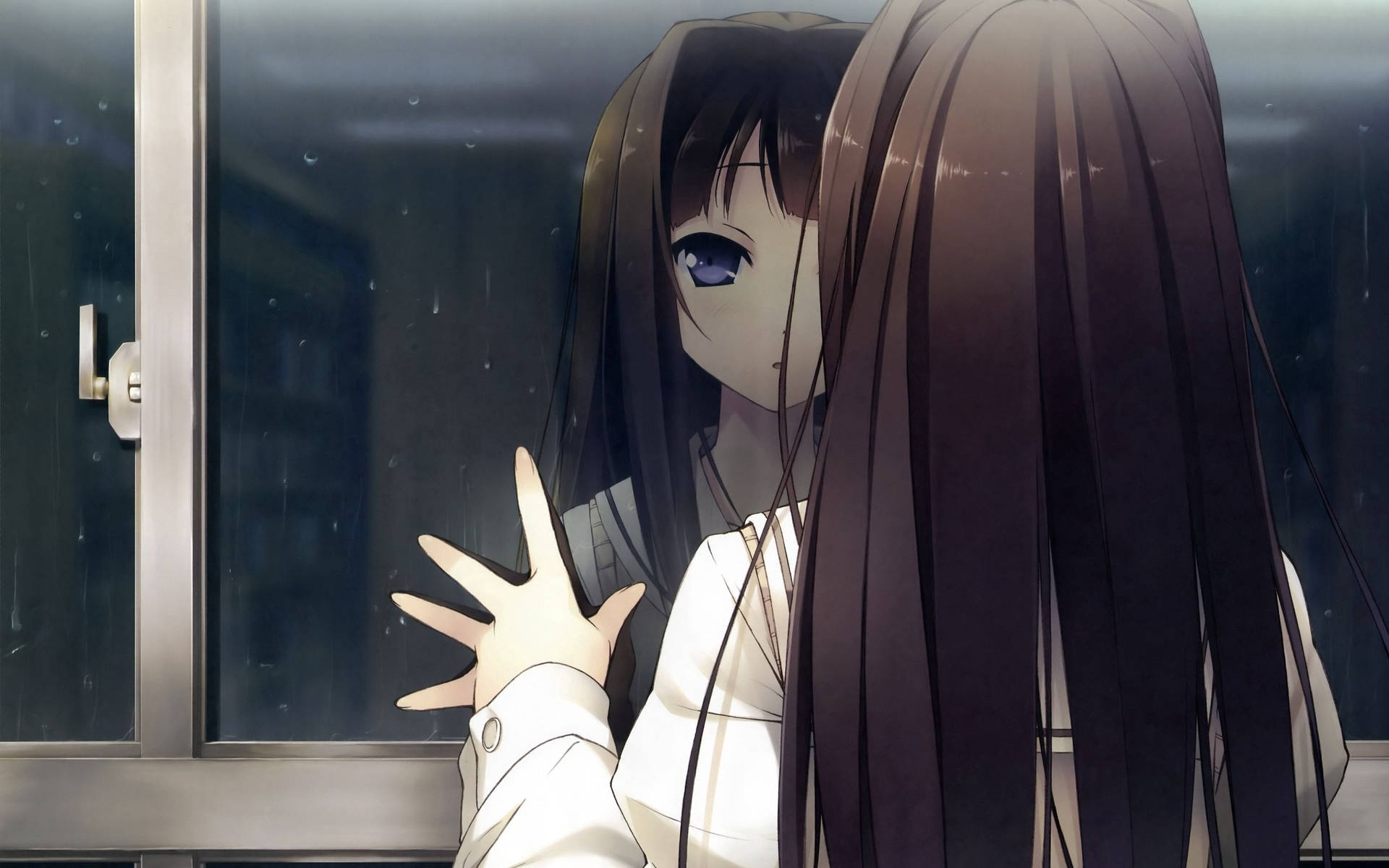 長い黒髪のアニメ少女が窓に映る自分の姿を見ている壁紙
