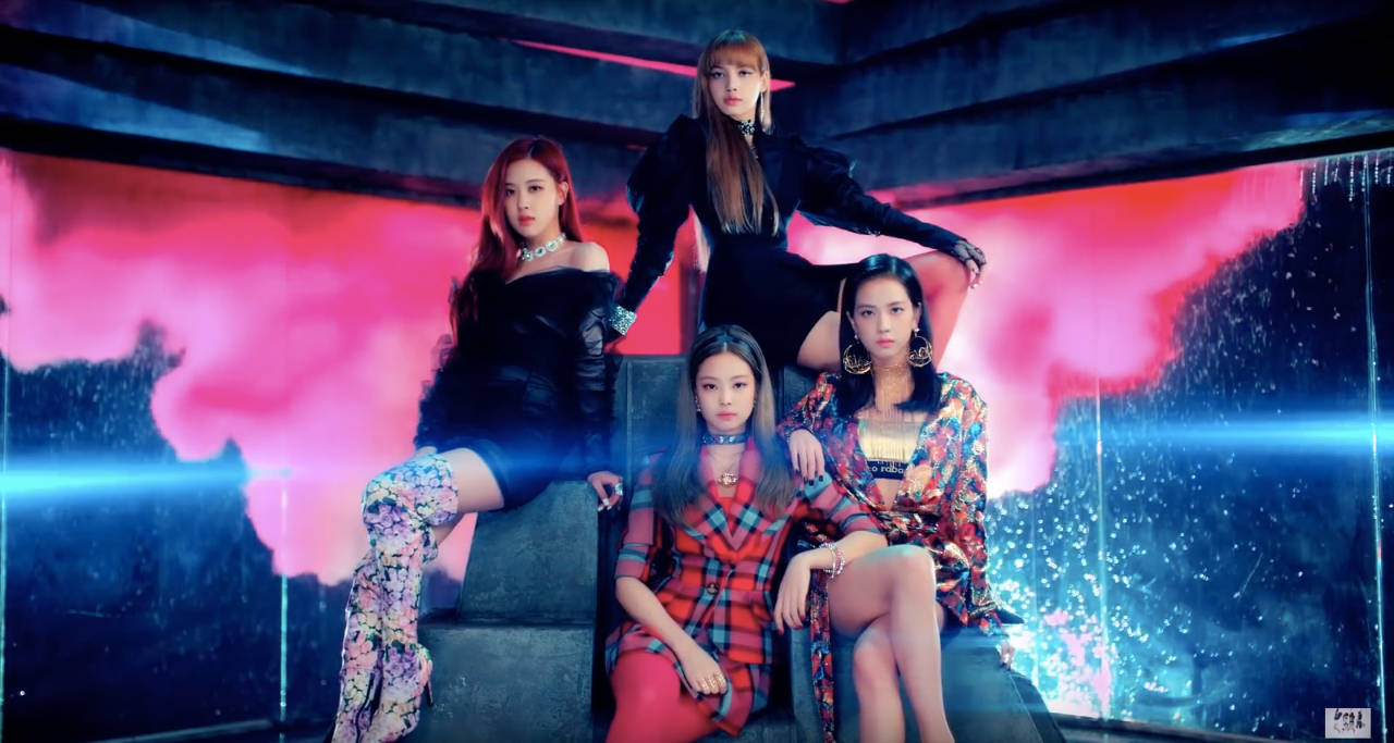 ピンクの煙を背景にしたDDU-DU DDU-DU MVのBlackpinkメンバーの壁紙