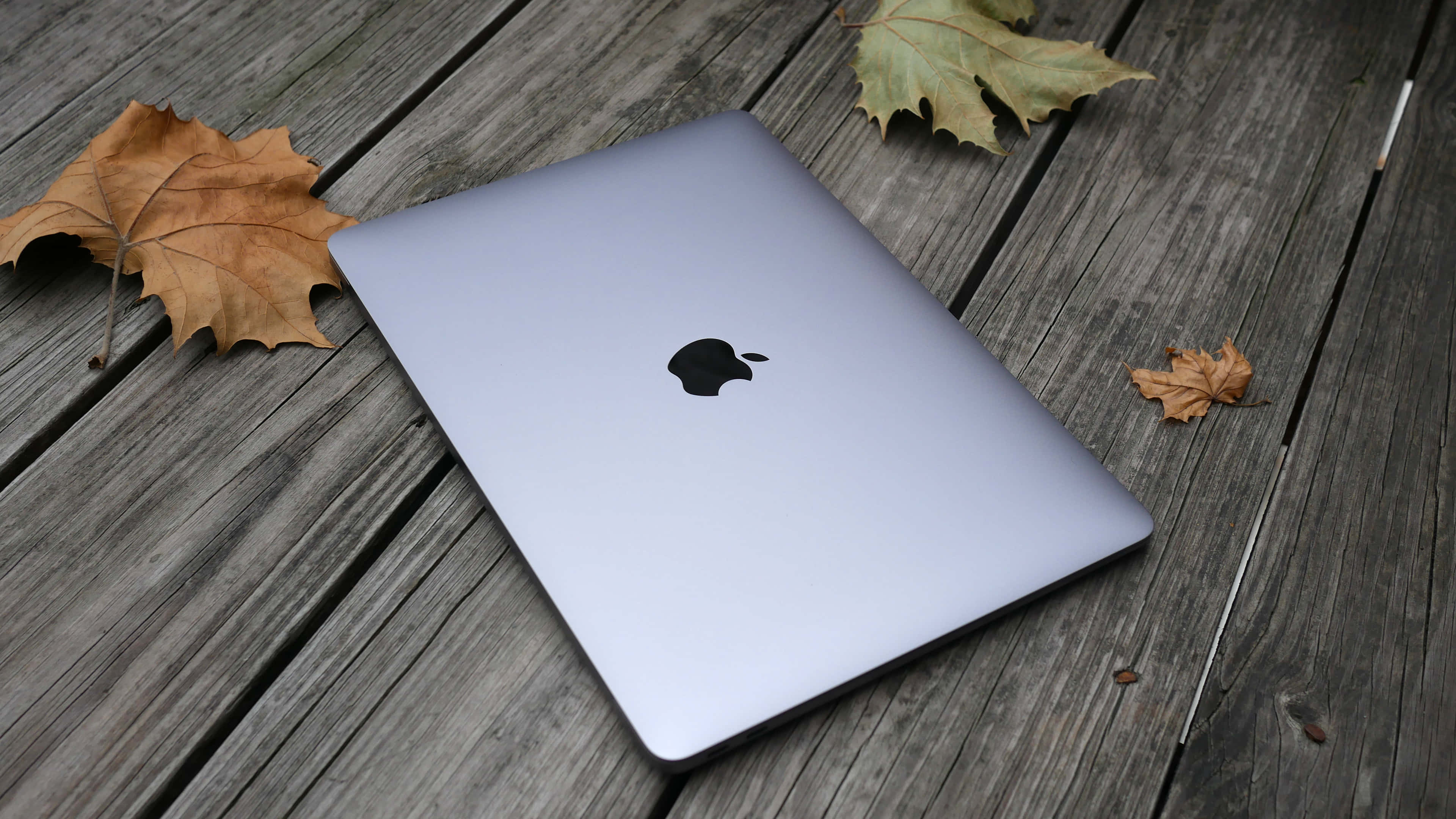 白いApple Macbookノートパソコン 壁紙