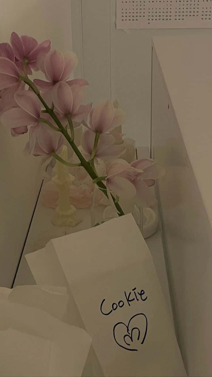 白いテーブルの上に置かれた花 壁紙