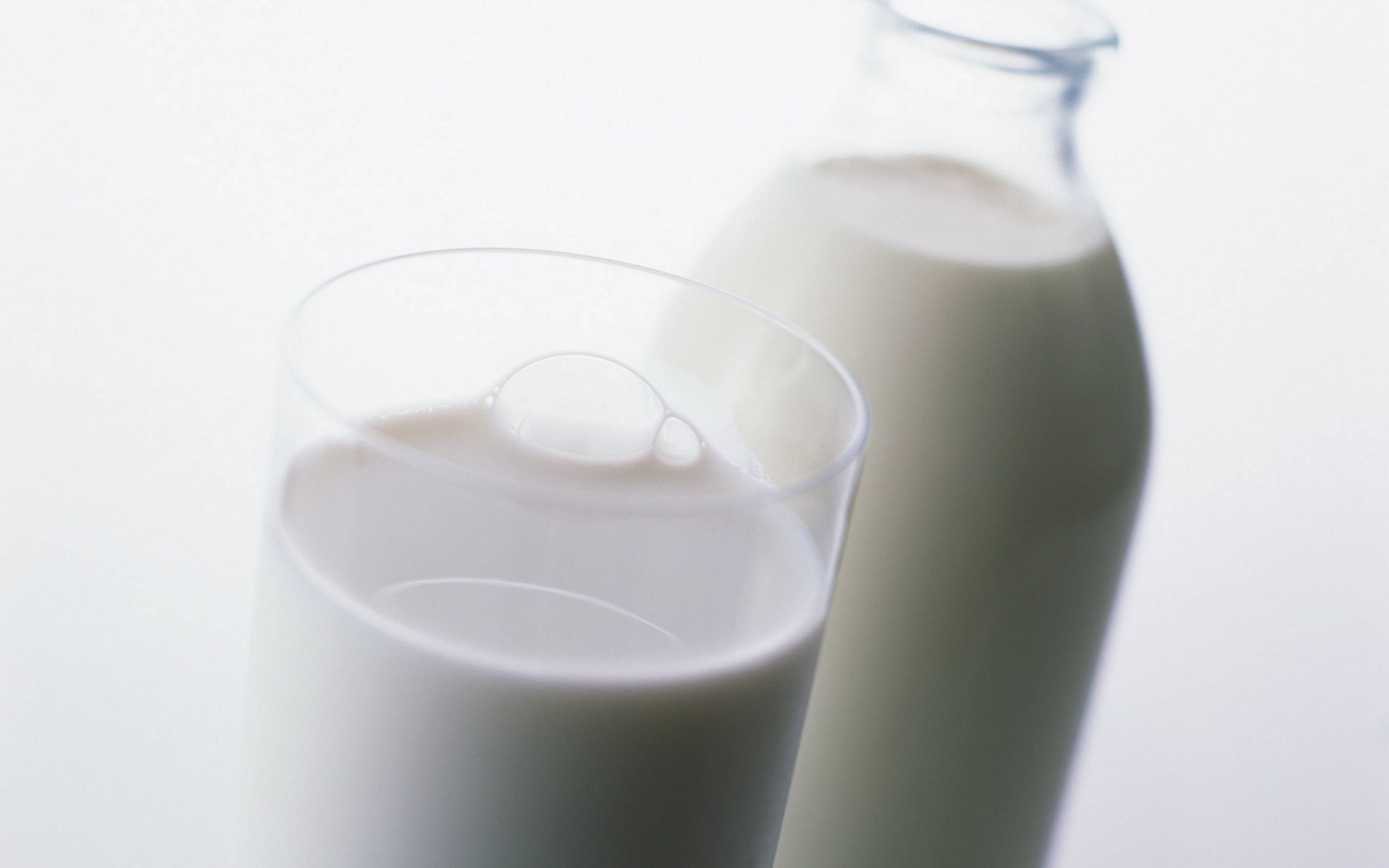 白い乳製品のミルクグラスとボトルの写真 壁紙