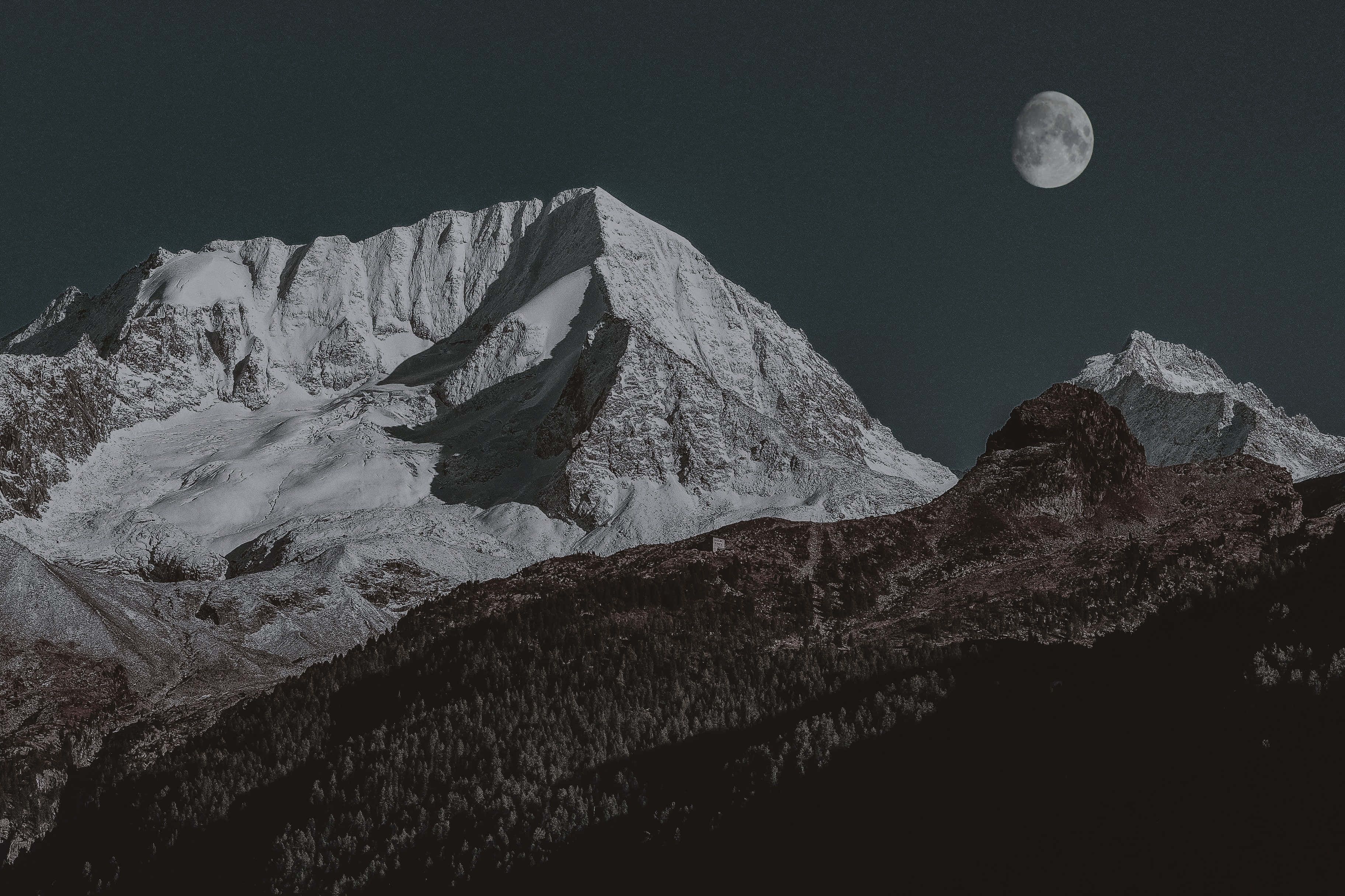 白い山と月の風景 壁紙