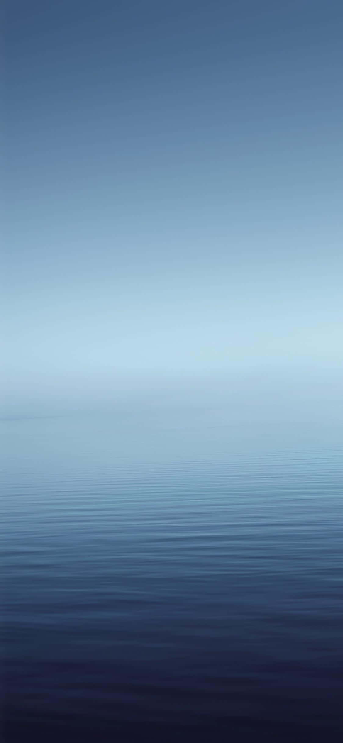 白い水平線のある青い海 壁紙