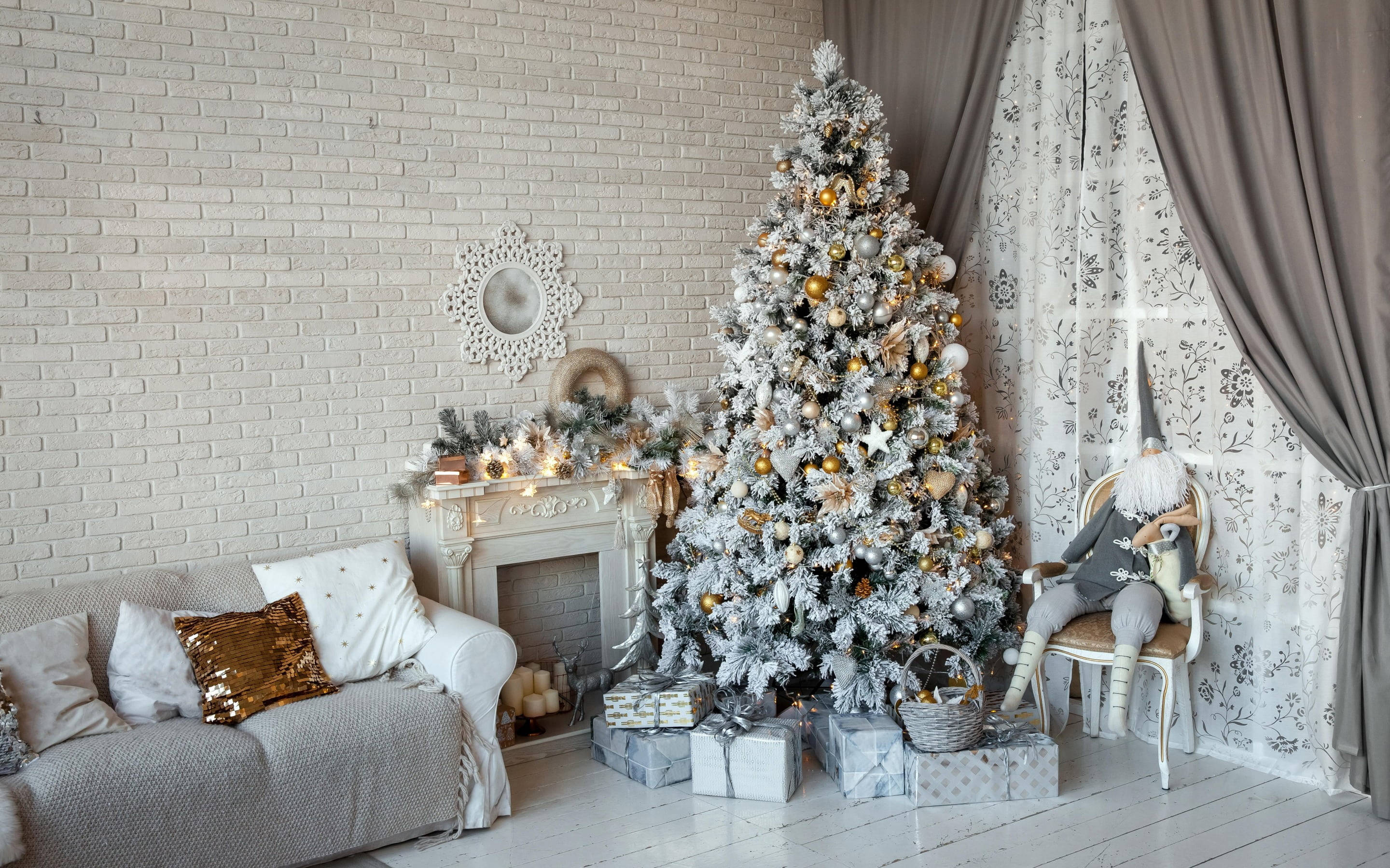 白い装飾が美しいクリスマスルーム 壁紙
