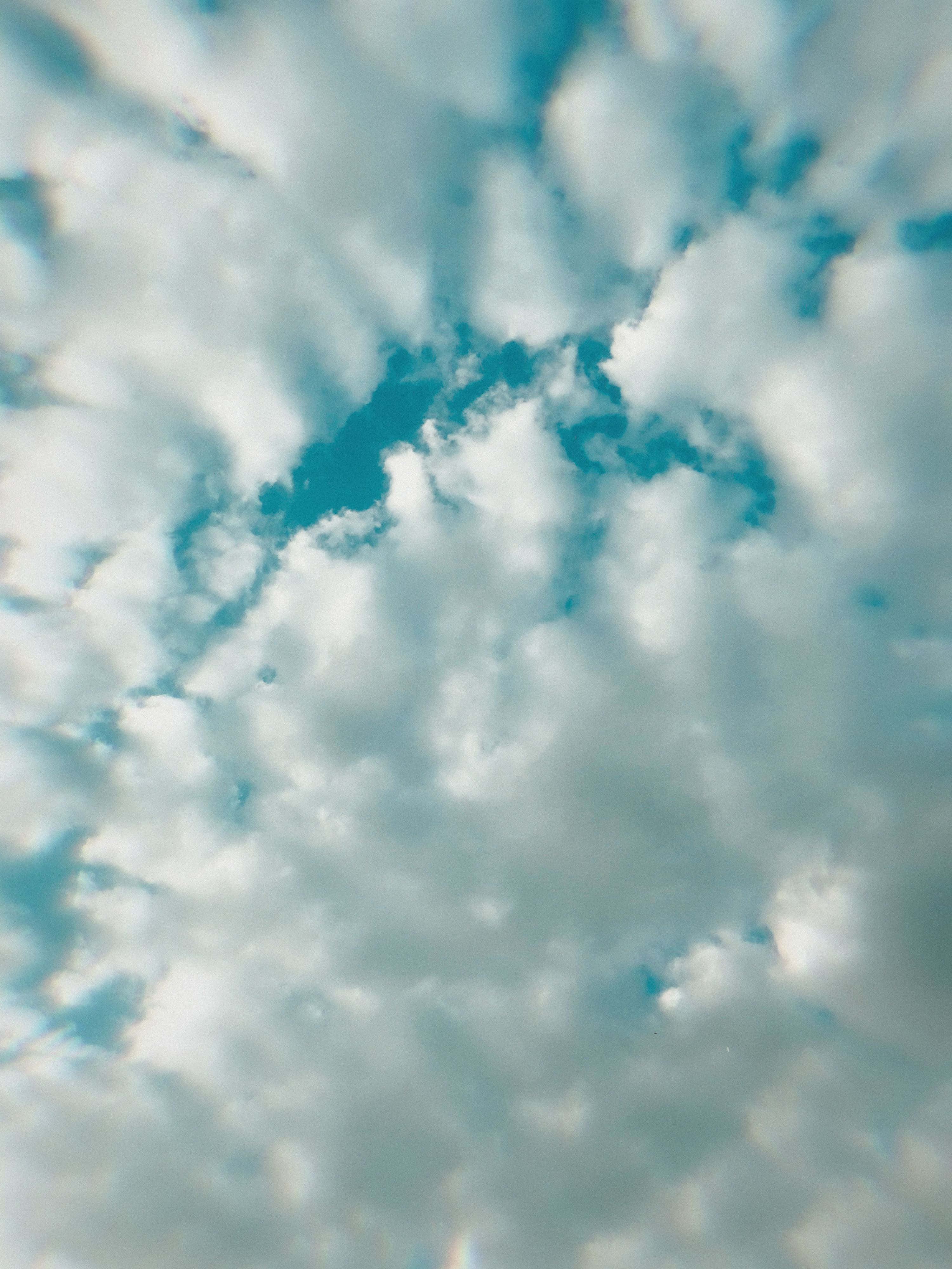 白い雲のある澄んだ青空の美しい景色を眺めながら、平和なひとときを楽しむ。 壁紙