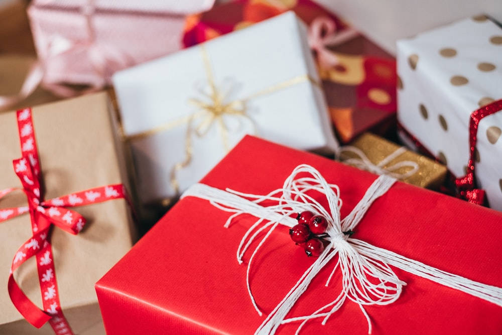 白と赤のクリスマスプレゼント 壁紙