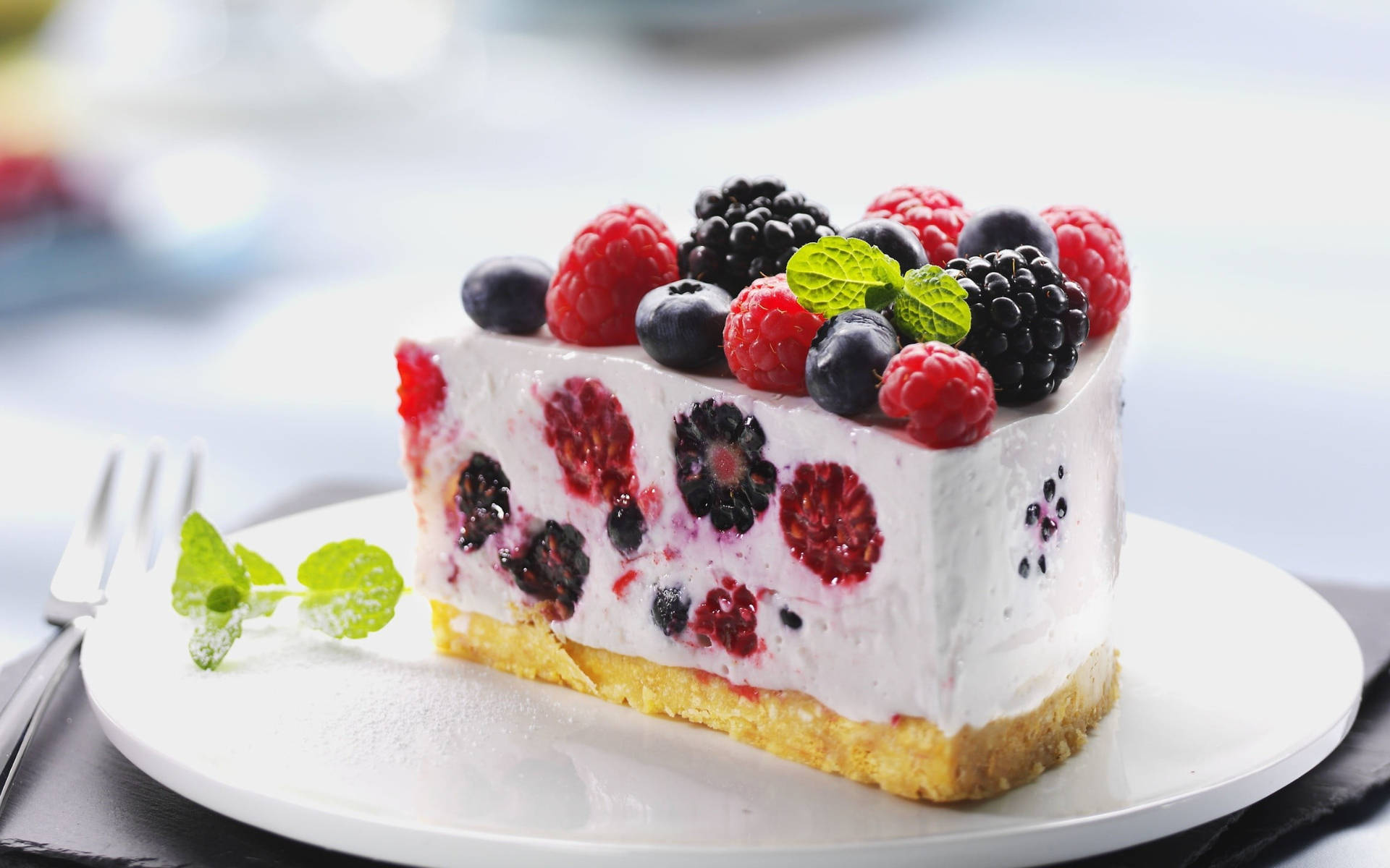 皿にのったベリーケーキの一切れ 壁紙