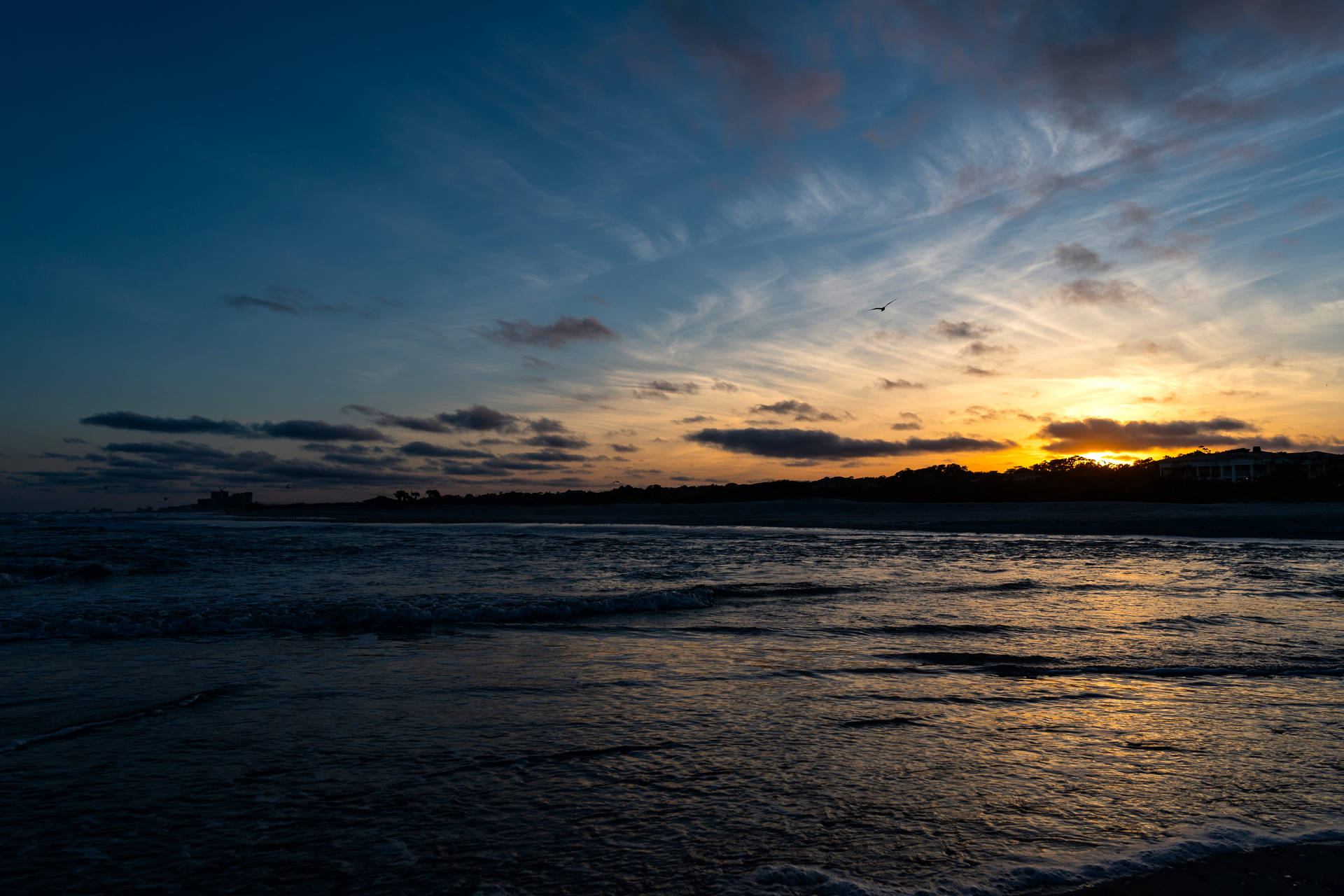 透き通った海と青い空に映える海の夕日