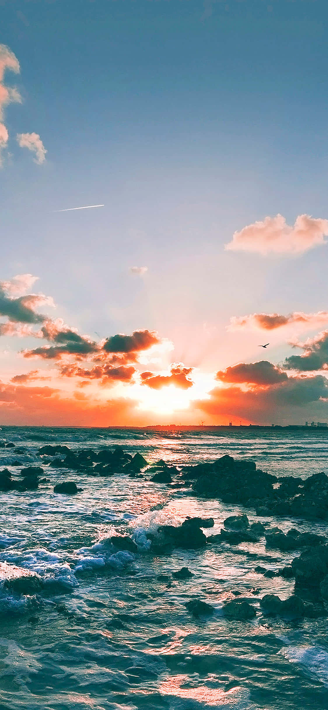 穏やかな海に広がる輝く夕焼け雲 壁紙