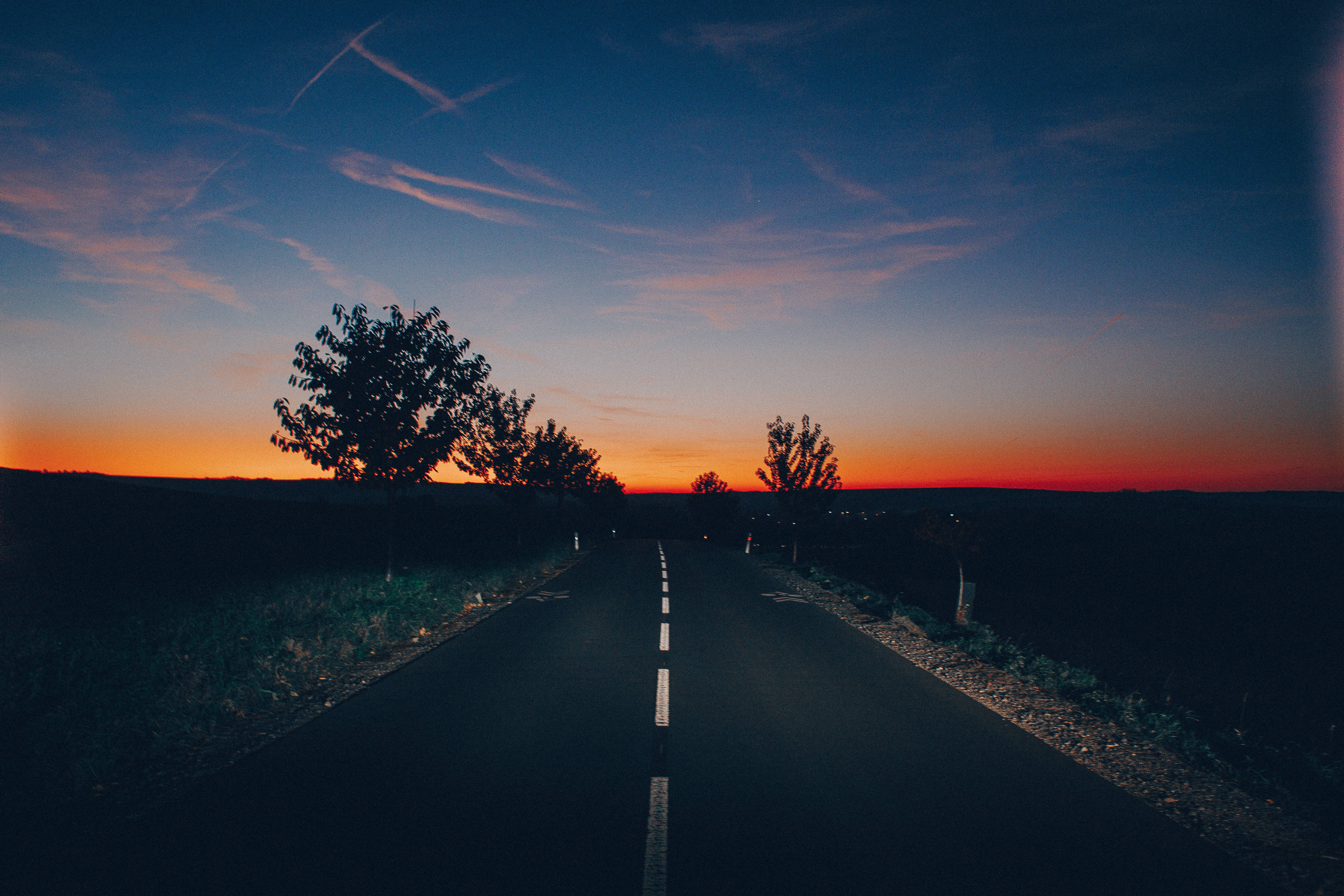 空っぽの道路と木々の上の美しい空 壁紙