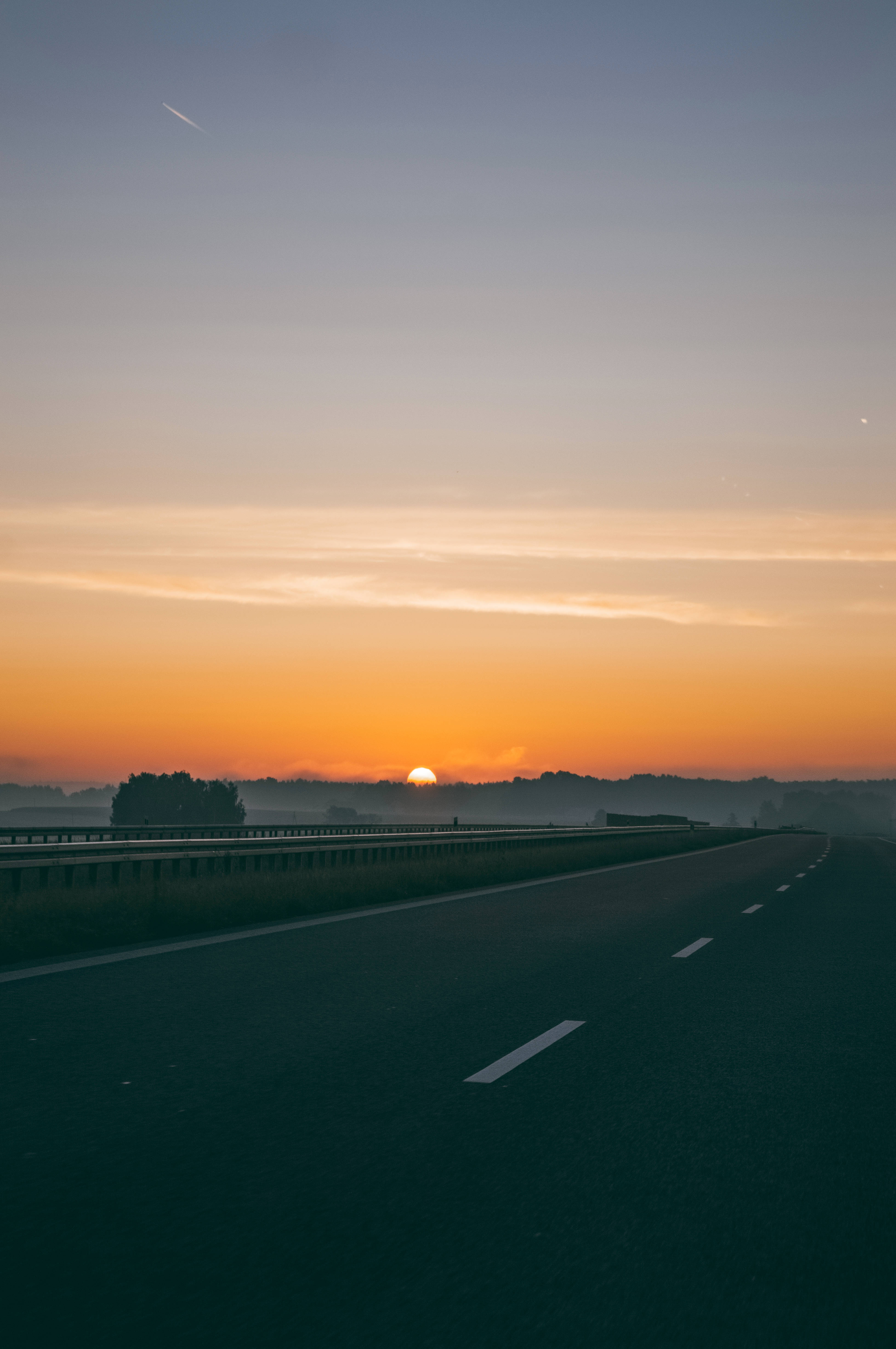 空の見える道路 壁紙